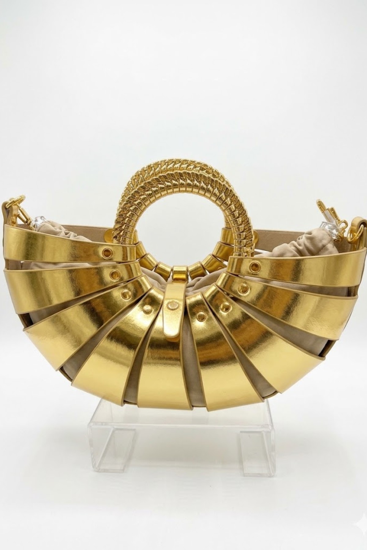 Metallic gold crossbody handbag. Σε δύο μεταλλικές αποχρώσεις, χρυσό και ασημί