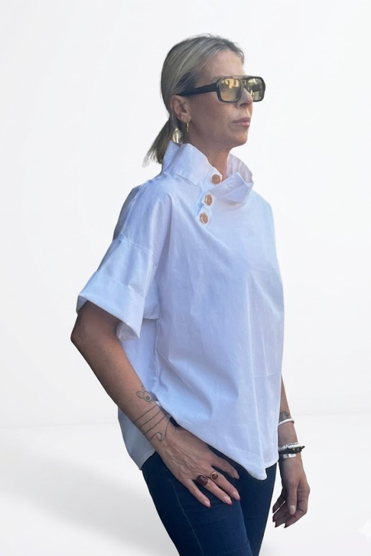 Κοντομάνικη  stylish μπλούζα με πλαϊνά κουμπιά, 100% cotton.