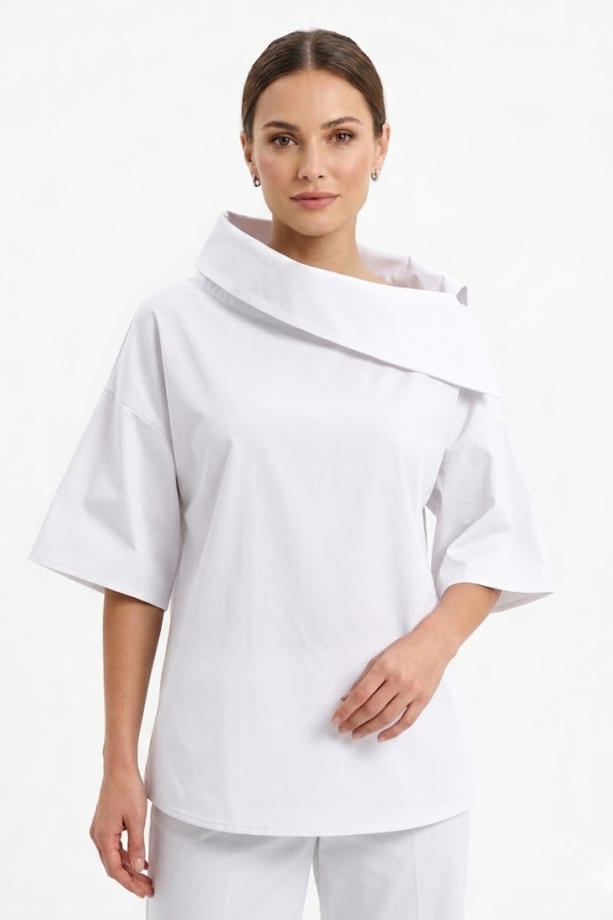 Εντυπωσιακή και άνετη μπλουζα, ξεχωρίζει για τον ιδιαίτερο ασύμμετρο, φαρδύ γιακά της