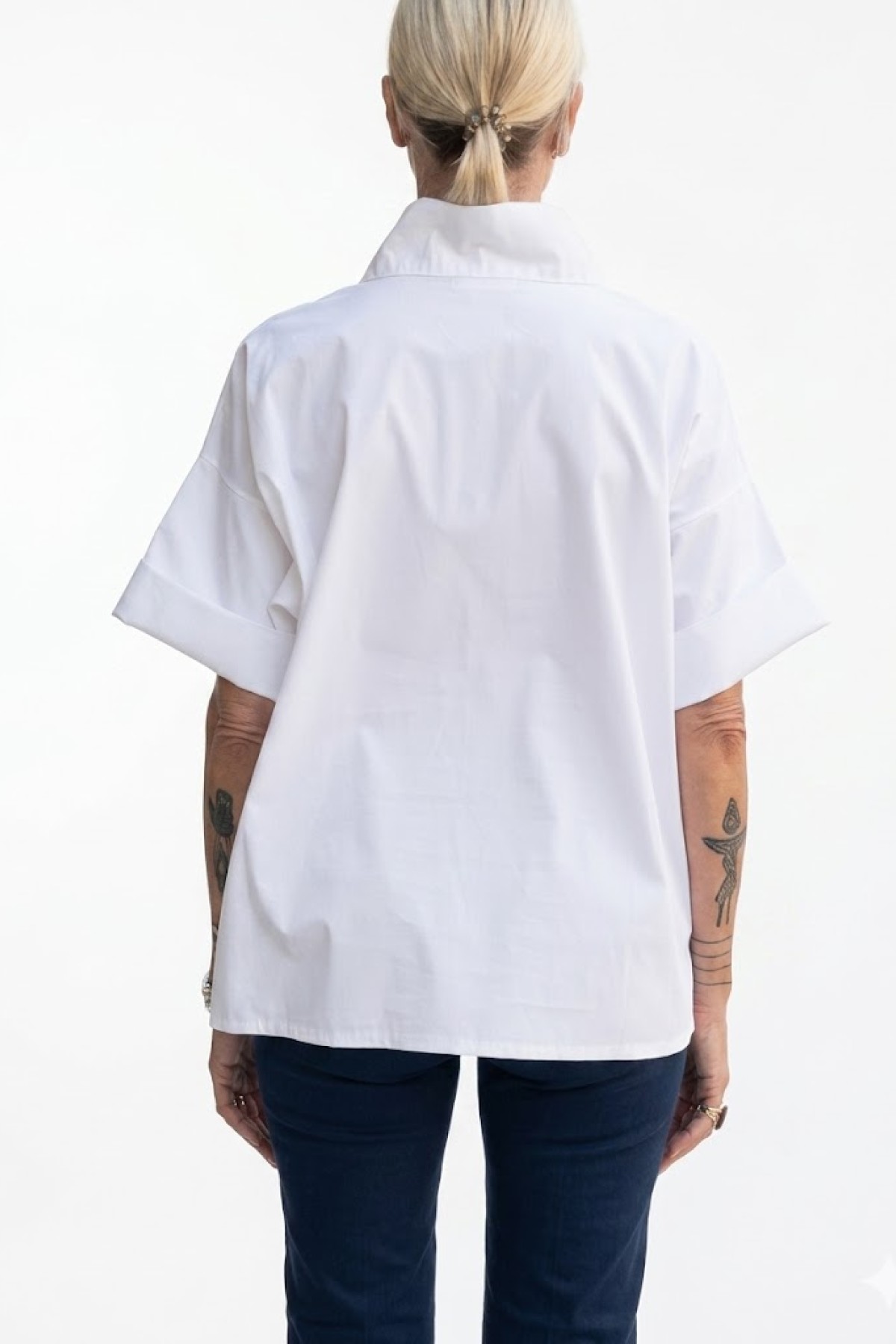 Κοντομάνικη  stylish μπλούζα με πλαϊνά κουμπιά, 100% cotton.