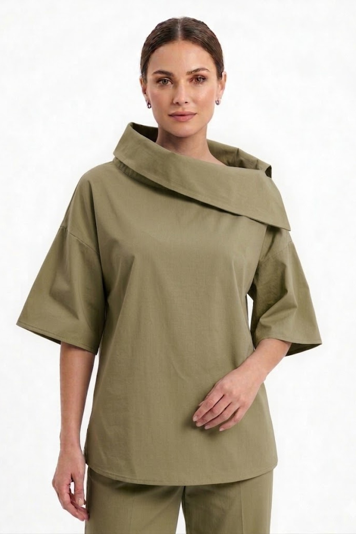 Εντυπωσιακή και άνετη μπλουζα, ξεχωρίζει για τον ιδιαίτερο ασύμμετρο, φαρδύ γιακά της