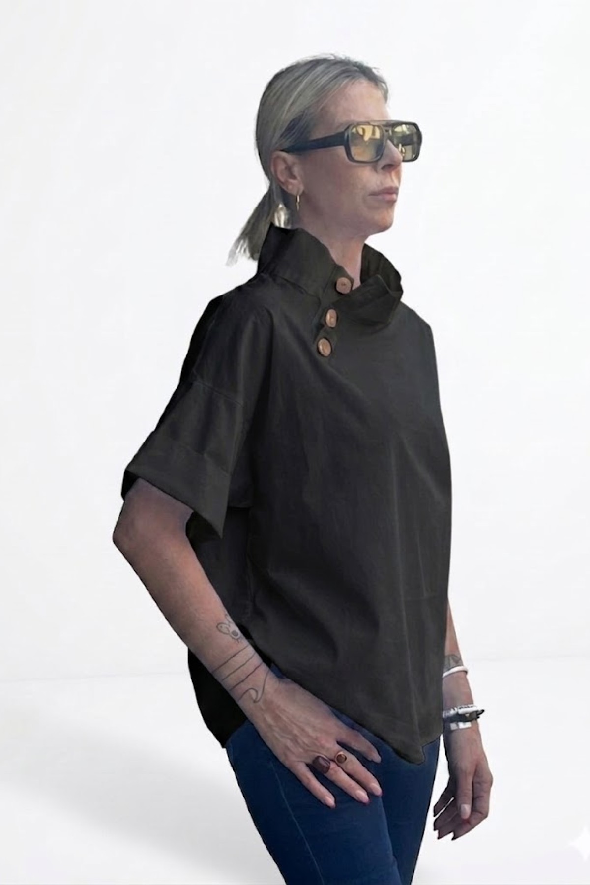 Κοντομάνικη  stylish μπλούζα με πλαϊνά κουμπιά, 100% cotton.