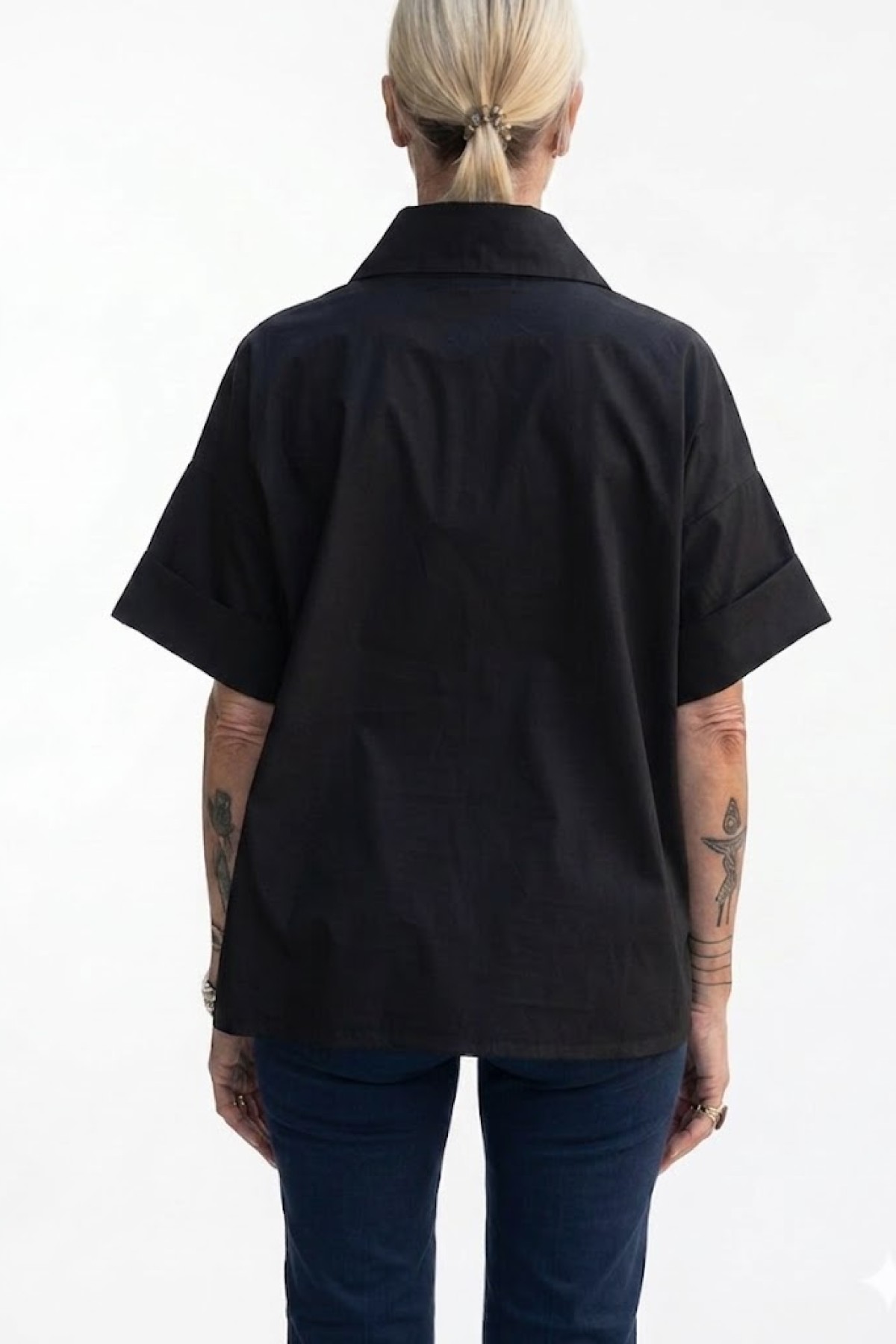 Κοντομάνικη  stylish μπλούζα με πλαϊνά κουμπιά, 100% cotton.