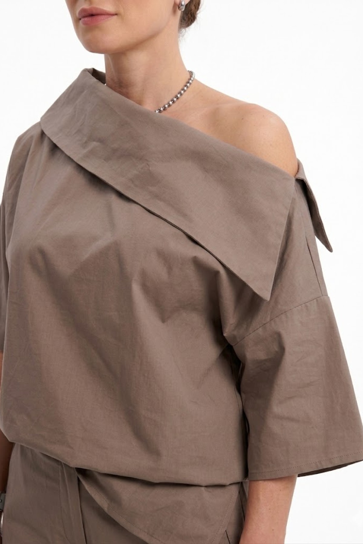 Εντυπωσιακή μπλούζα, 100% cotton, ξεχωρίζει για τον ιδιαίτερο ασύμμετρο γιακά της.