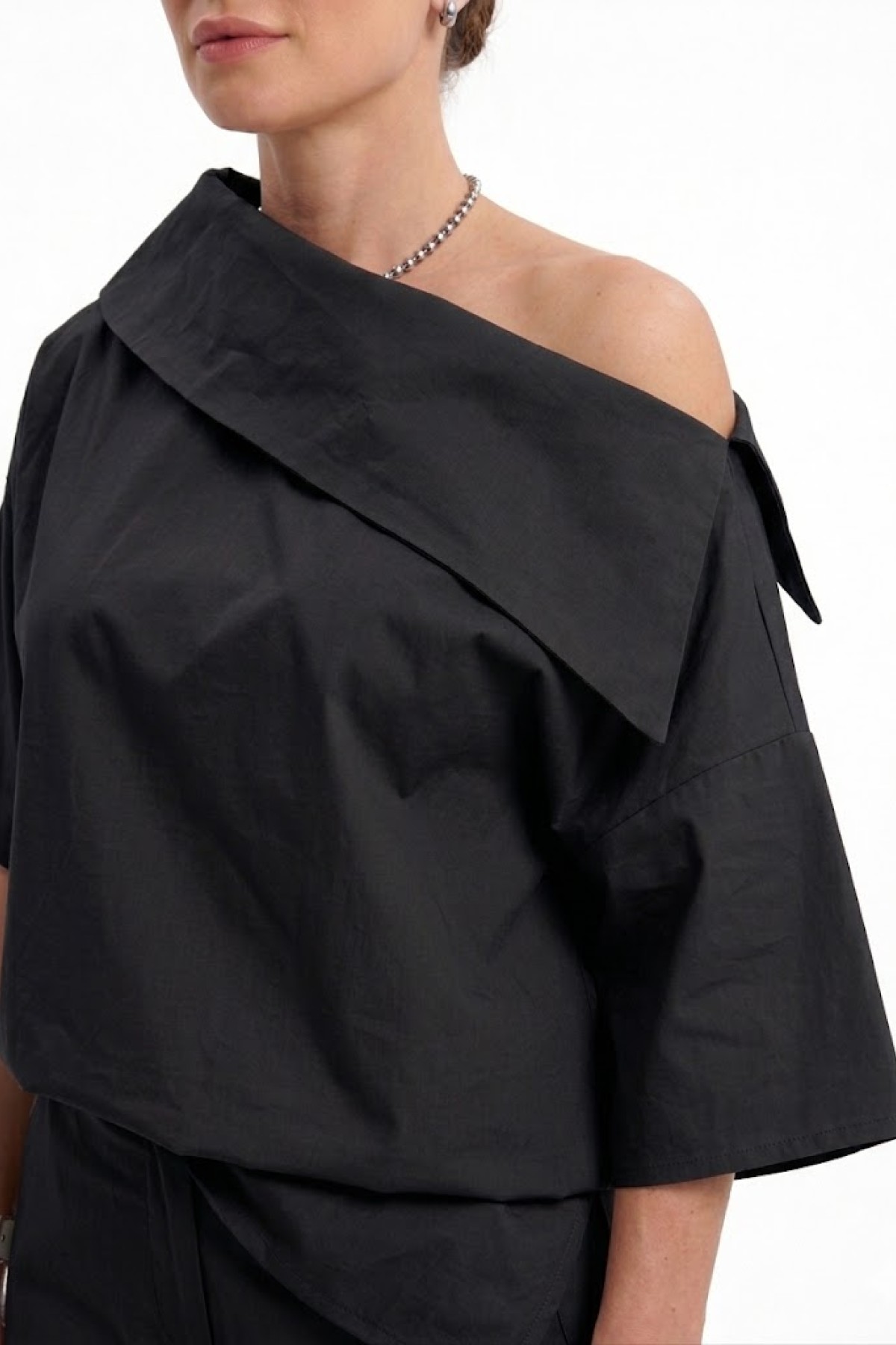 Εντυπωσιακή μπλούζα, 100% cotton, ξεχωρίζει για τον ιδιαίτερο ασύμμετρο γιακά της.