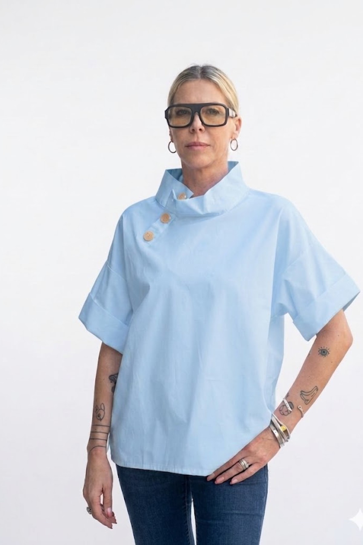 Κοντομάνικη  stylish μπλούζα με πλαϊνά κουμπιά, 100% cotton.