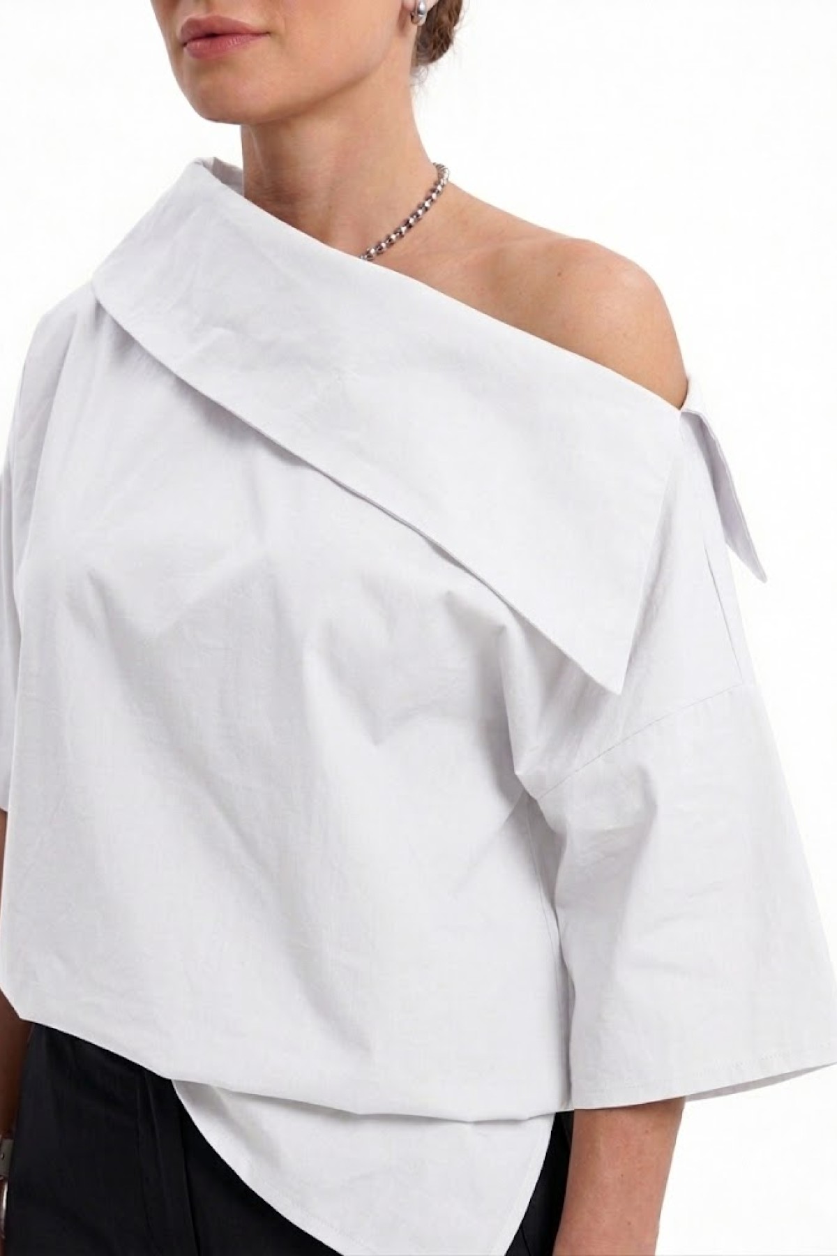 Εντυπωσιακή μπλούζα, 100% cotton, ξεχωρίζει για τον ιδιαίτερο ασύμμετρο γιακά της.