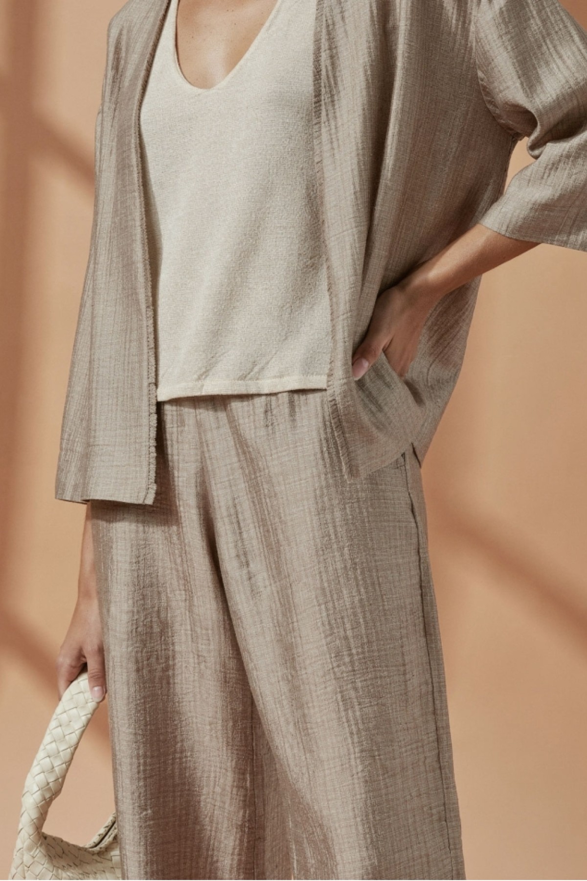 Κοντό ανοιχτό κιμονό. Συνδύασε το και με την παντελόνα από την ίδια συλλογή