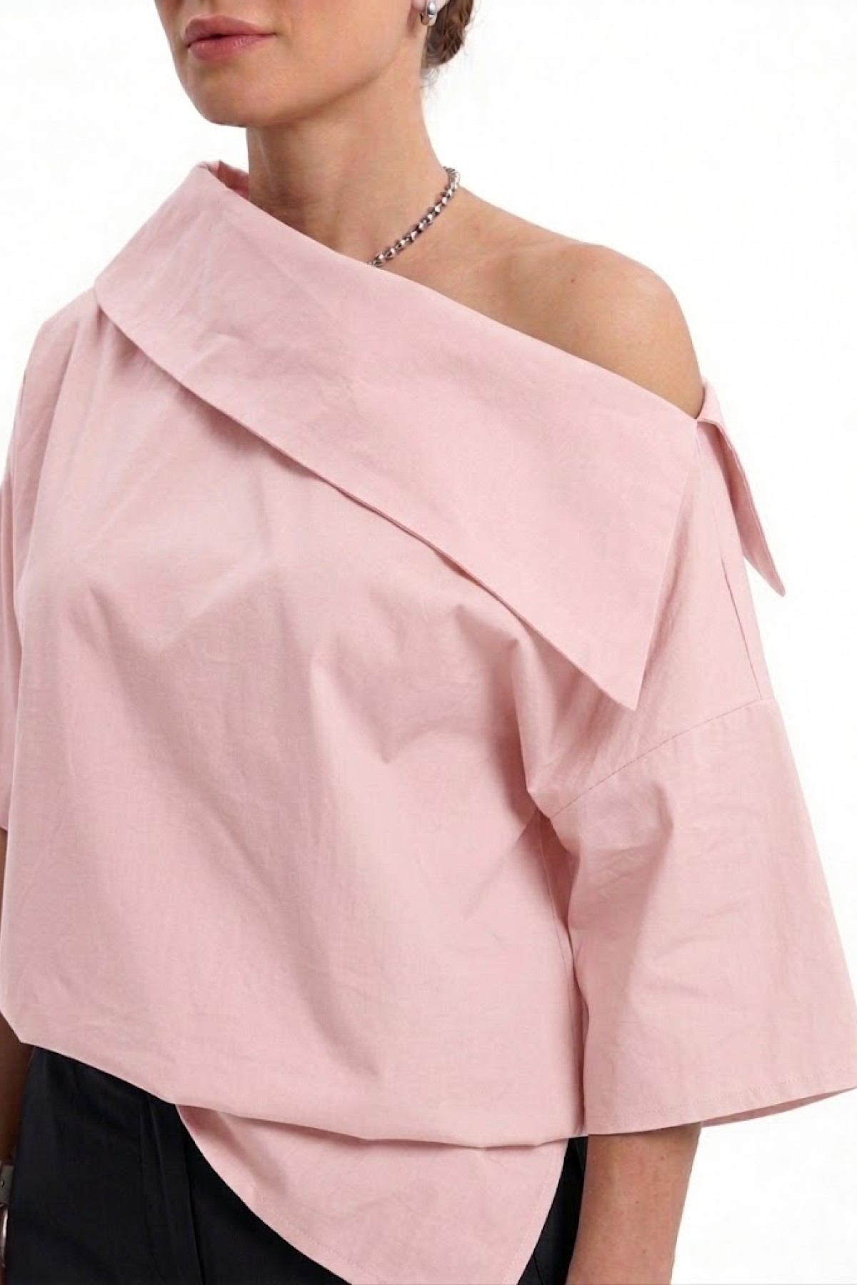 Εντυπωσιακή μπλούζα, 100% cotton, ξεχωρίζει για τον ιδιαίτερο ασύμμετρο γιακά της.