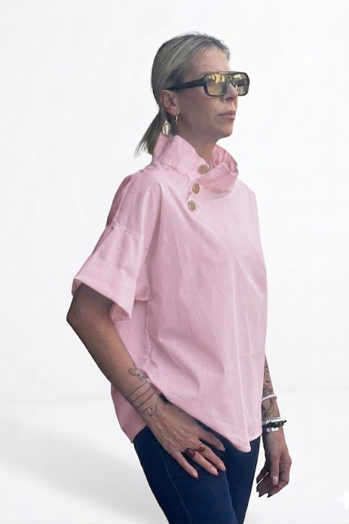 Κοντομάνικη  stylish μπλούζα με πλαϊνά κουμπιά, 100% cotton.