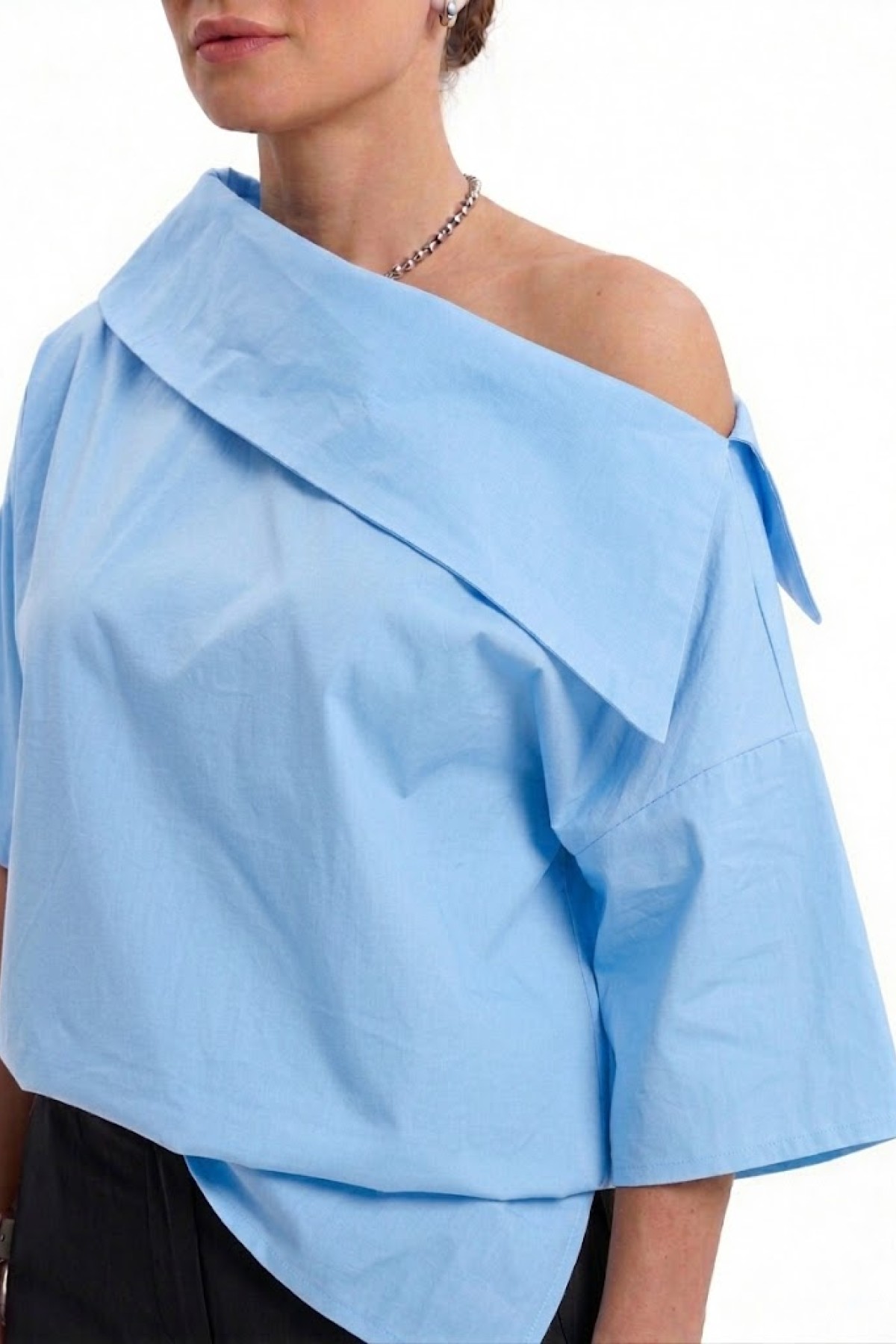 Εντυπωσιακή μπλούζα, 100% cotton, ξεχωρίζει για τον ιδιαίτερο ασύμμετρο γιακά της.