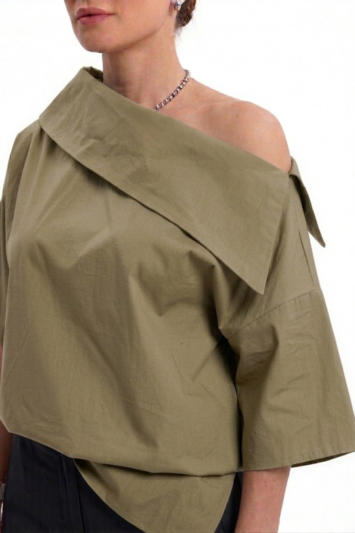Εντυπωσιακή μπλούζα, 100% cotton, ξεχωρίζει για τον ιδιαίτερο ασύμμετρο γιακά της.