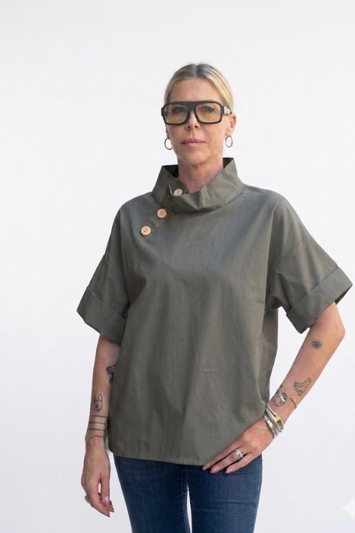 Κοντομάνικη  stylish μπλούζα με πλαϊνά κουμπιά, 100% cotton.