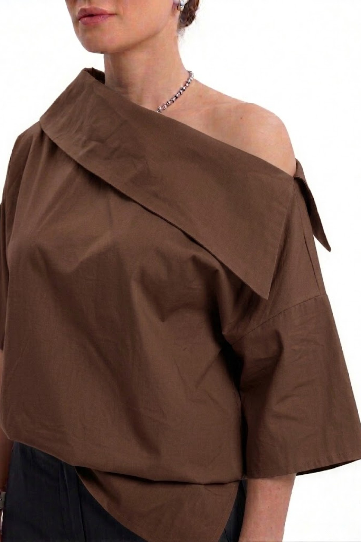 Εντυπωσιακή και άνετη μπλουζα, ξεχωρίζει για τον ιδιαίτερο ασύμμετρο, φαρδύ γιακά της