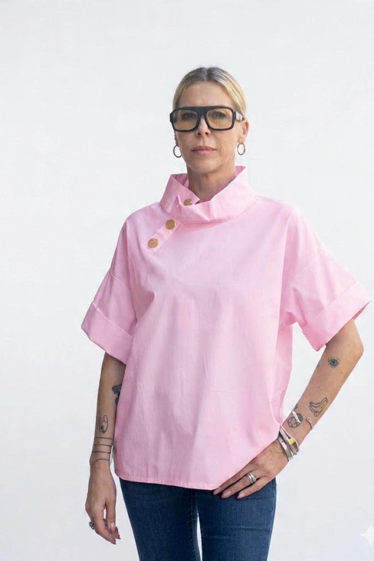 Κοντομάνικη  stylish μπλούζα με πλαϊνά κουμπιά, 100% cotton.