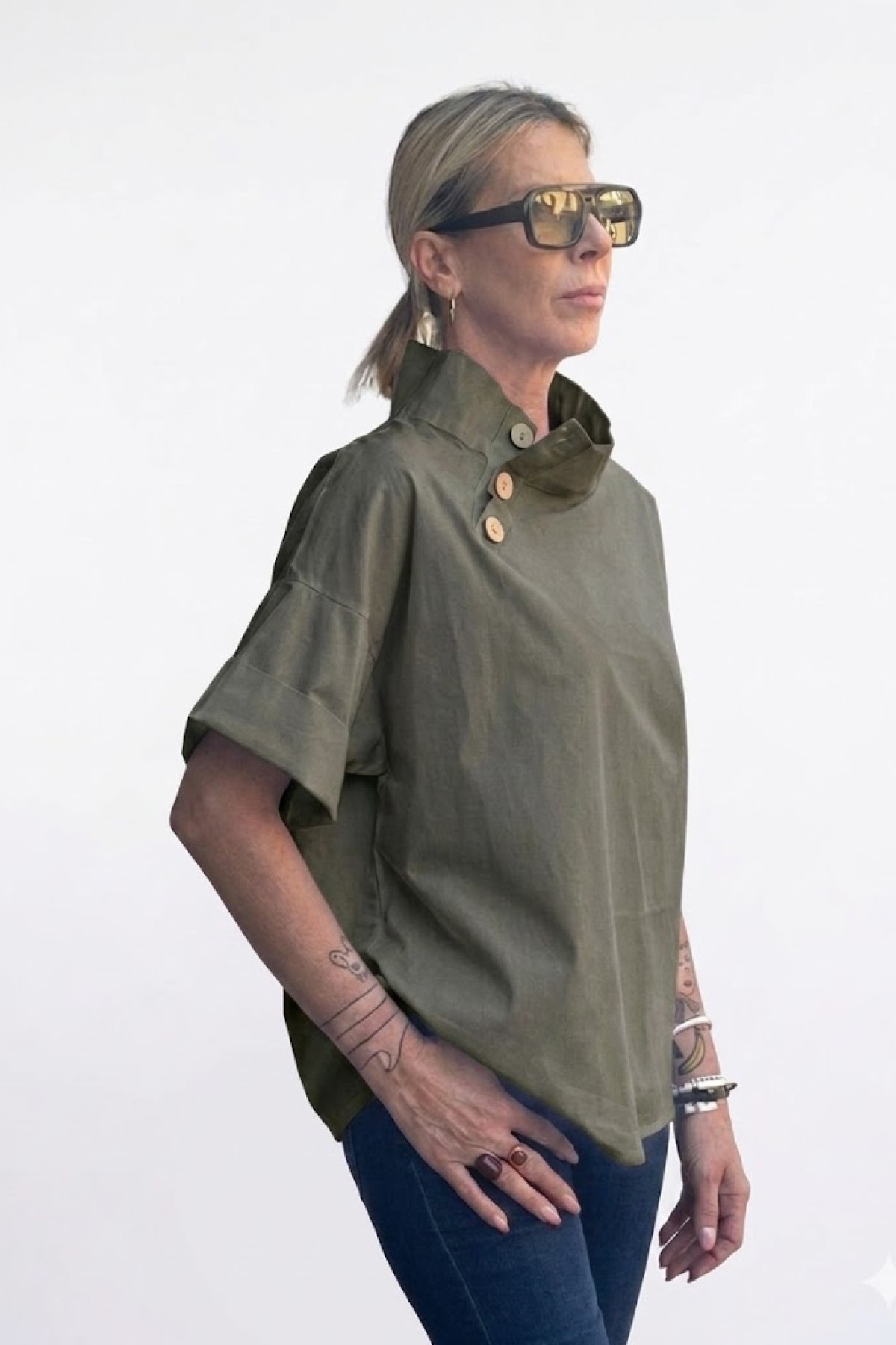 Κοντομάνικη  stylish μπλούζα με πλαϊνά κουμπιά, 100% cotton.