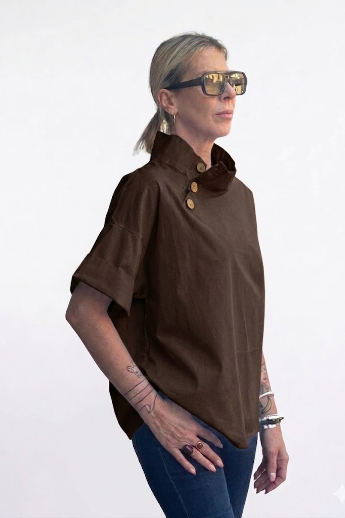 Κοντομάνικη  stylish μπλούζα με πλαϊνά κουμπιά, 100% cotton.