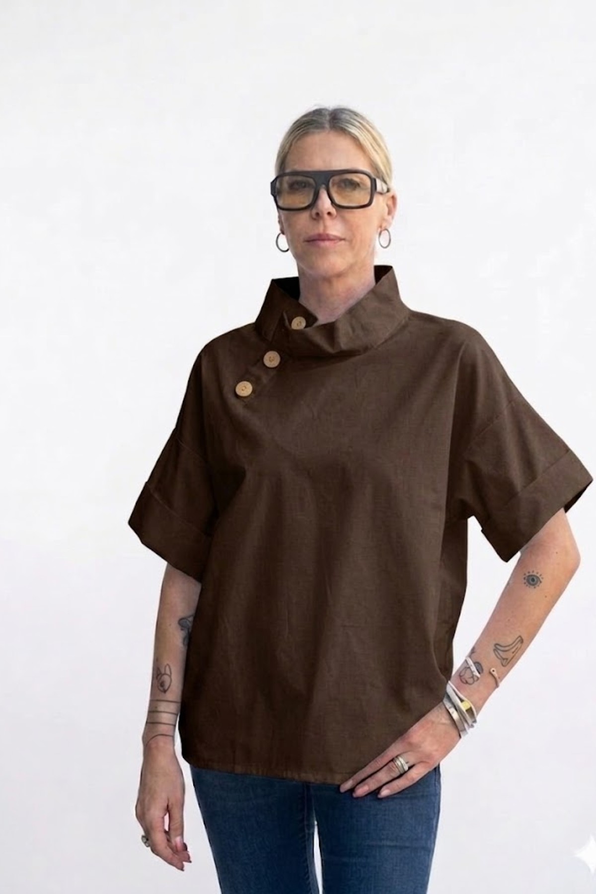 Κοντομάνικη  stylish μπλούζα με πλαϊνά κουμπιά, 100% cotton.