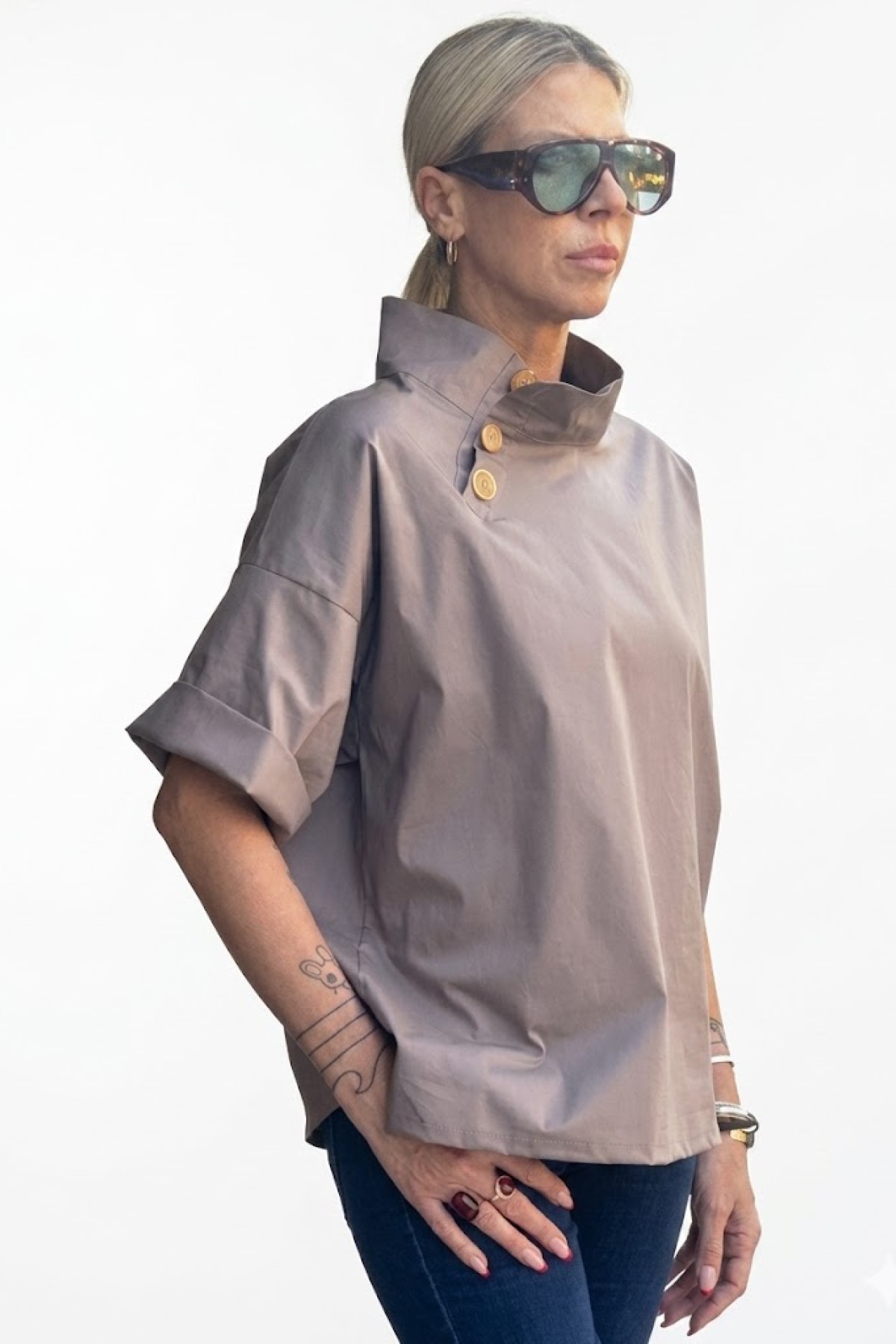 Κοντομάνικη  stylish μπλούζα με πλαϊνά κουμπιά, 100% cotton.