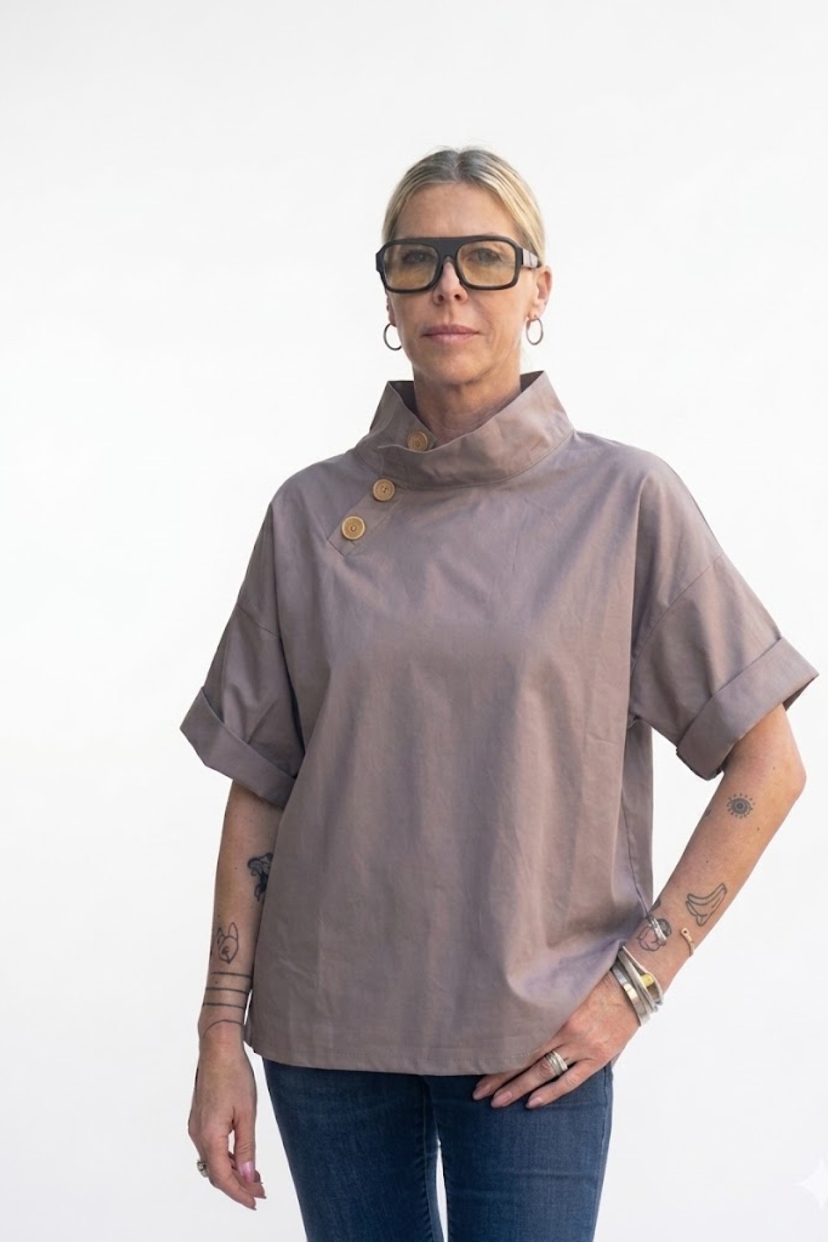 Κοντομάνικη  stylish μπλούζα με πλαϊνά κουμπιά, 100% cotton.