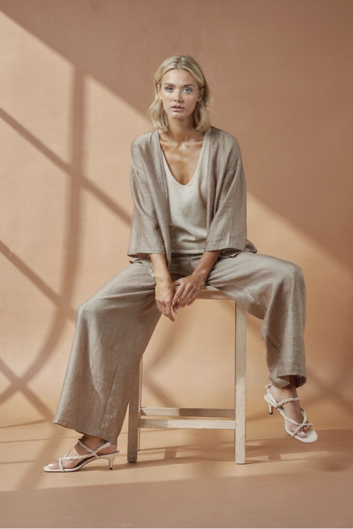 Μακρύ, χαλαρή  παντελόνα σε ίσια γραμμή.  Συνδύασε την με το τοπ και Κιμονό  από την ίδια συλλογή