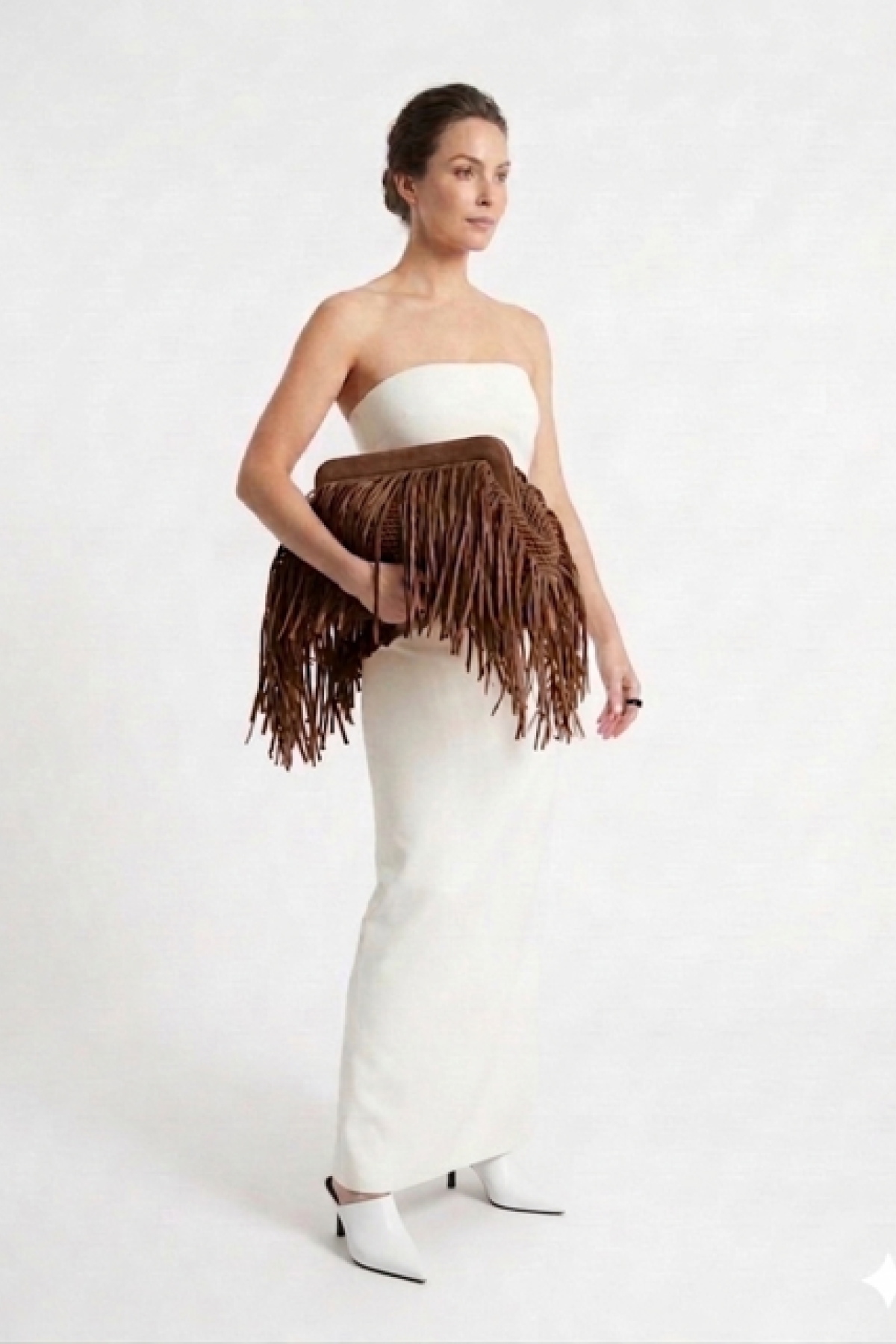 Πλεκτό Clutch από ψάθα (Raffia Style)  καλυμμένο με μακριά κρόσσια μπροστά στην ίδια απόχρωση.