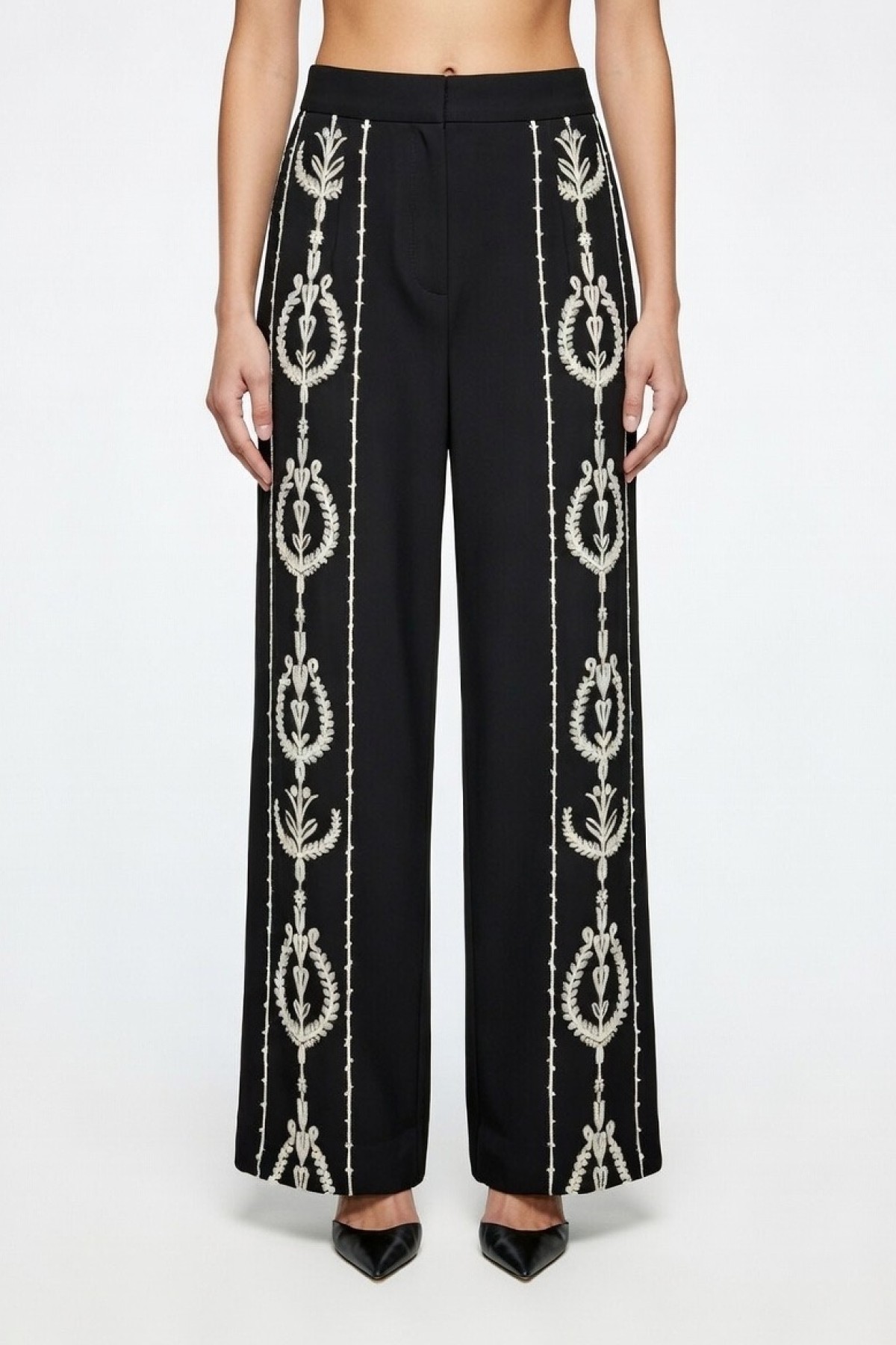 Παντελόνι με κέντημα, συνδύασε το με το τοπ από την ίδια συλλογή