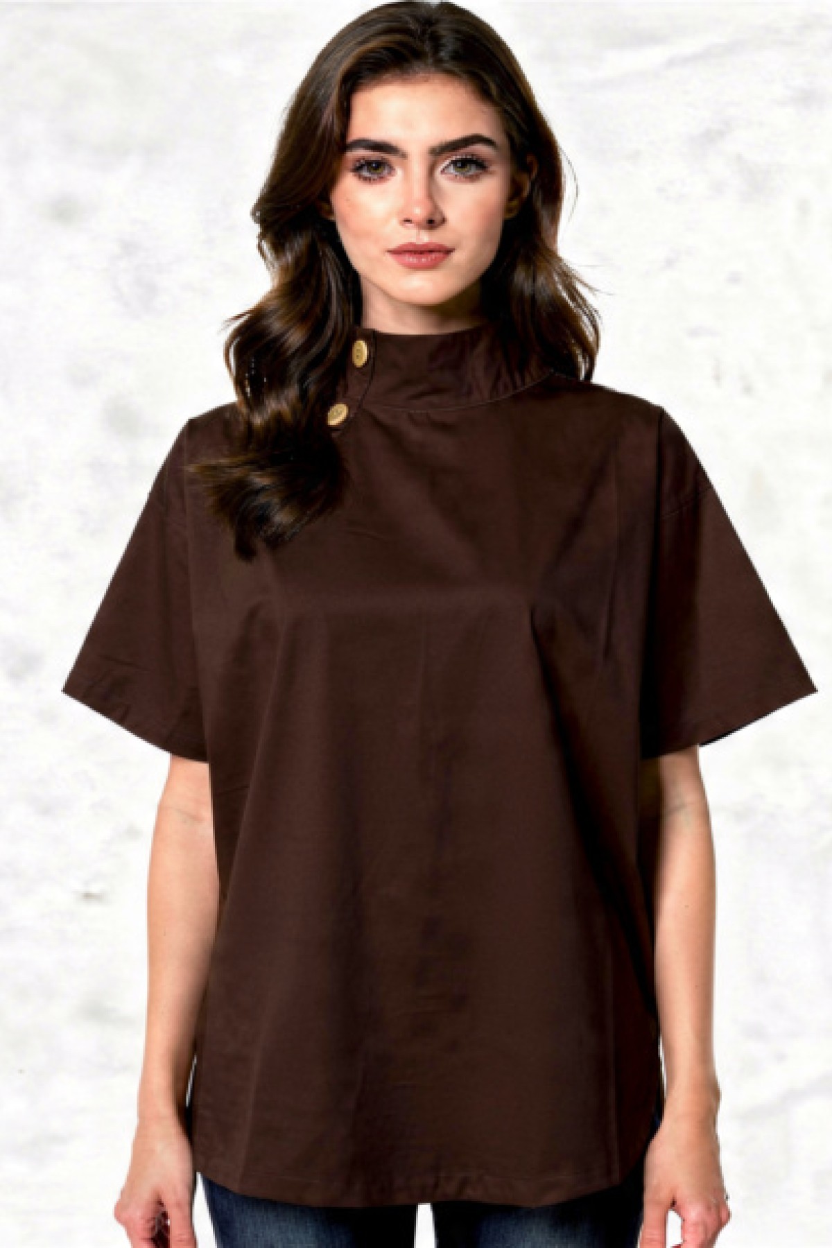 Κοντομάνικη  stylish μπλούζα με πλαϊνά κουμπιά.