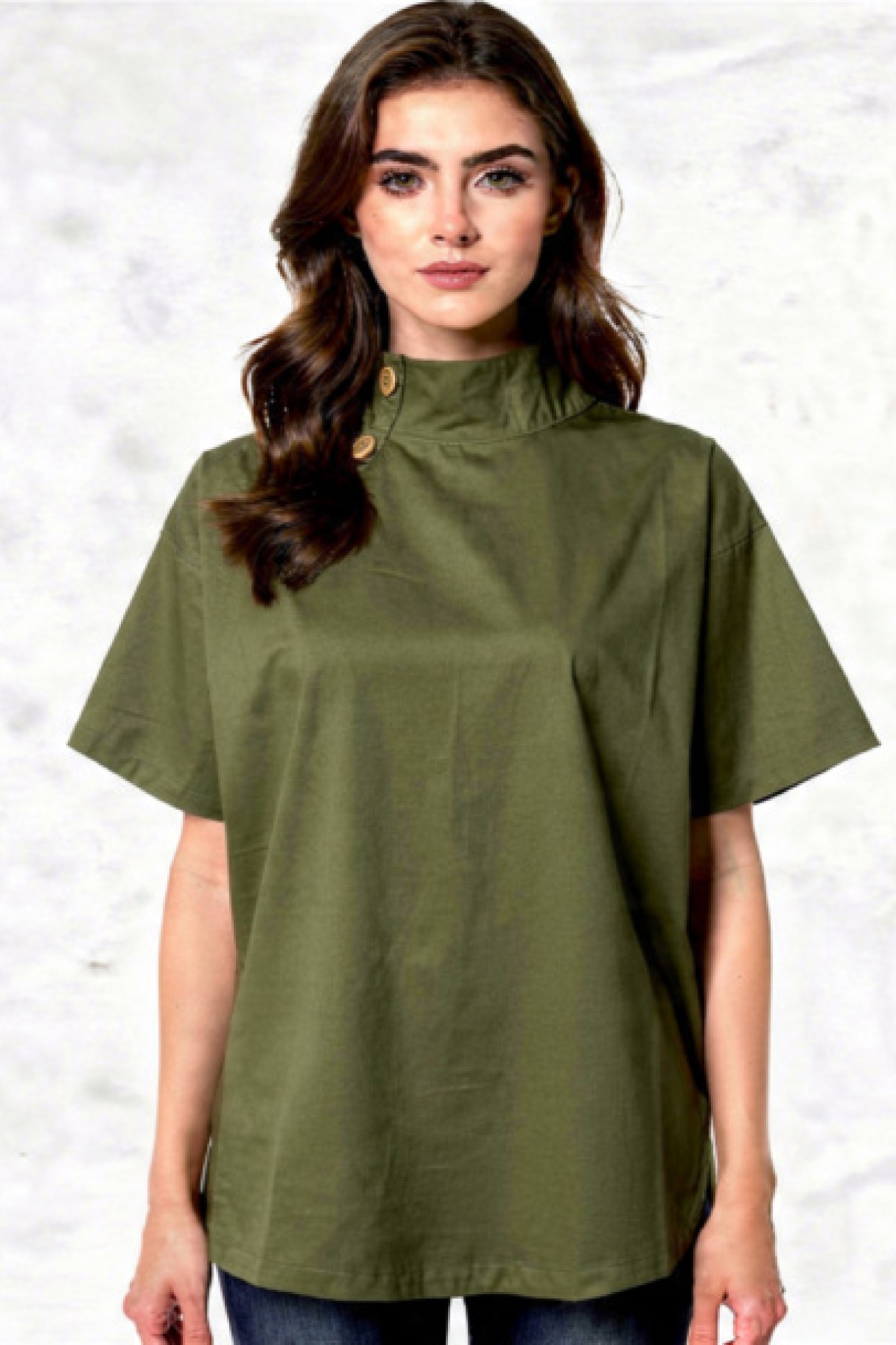 Κοντομάνικη  stylish μπλούζα με πλαϊνά κουμπιά.