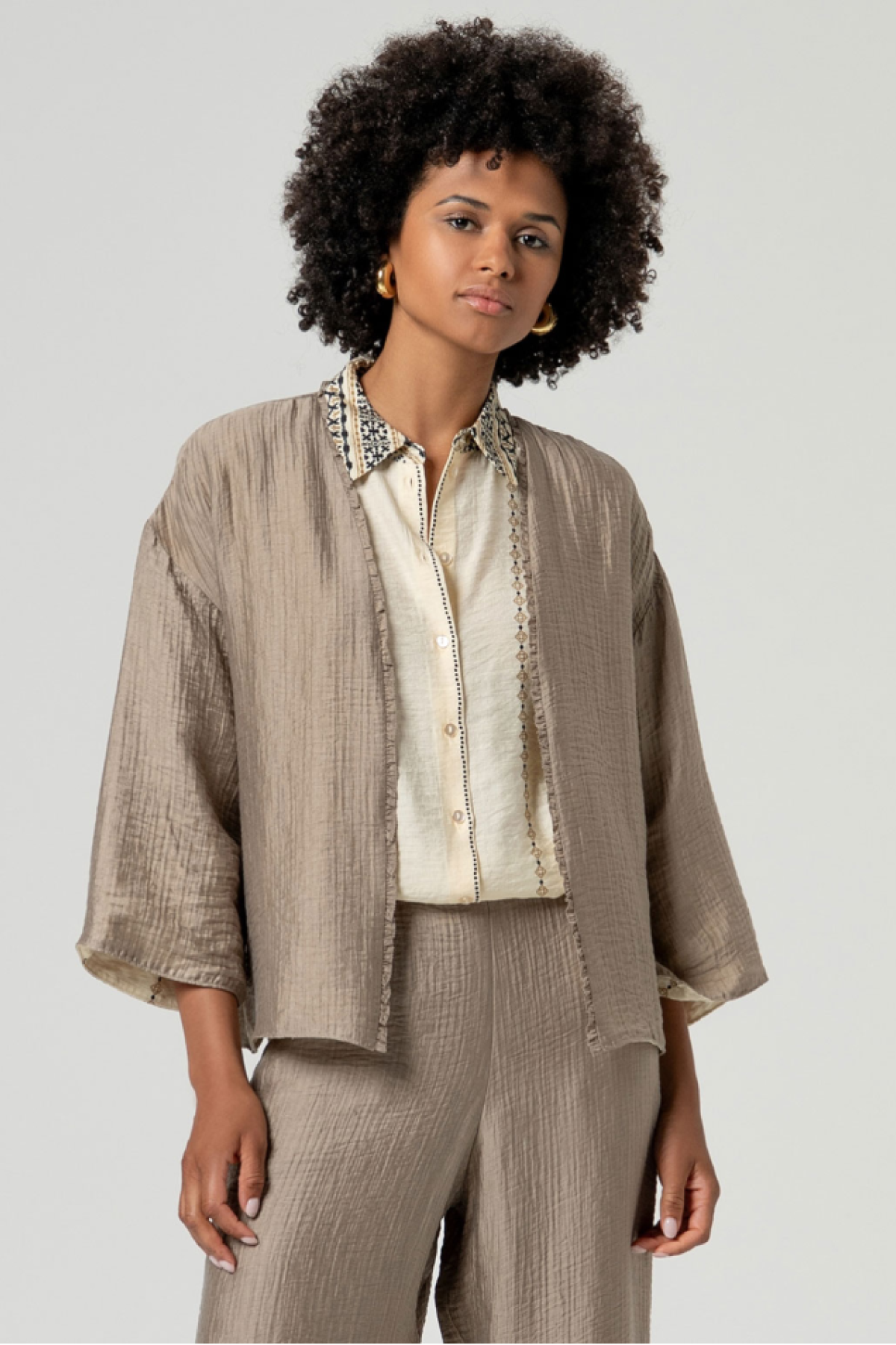 Κοντό ανοιχτό κιμονό. Συνδύασε το και με την παντελόνα από την ίδια συλλογή