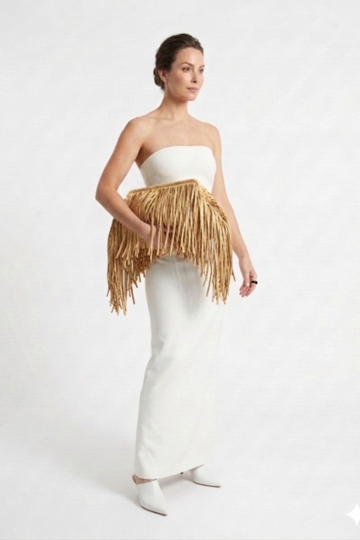 Πλεκτό Clutch από ψάθα (Raffia Style)  καλυμμένο με μακριά κρόσσια μπροστά στην ίδια απόχρωση.