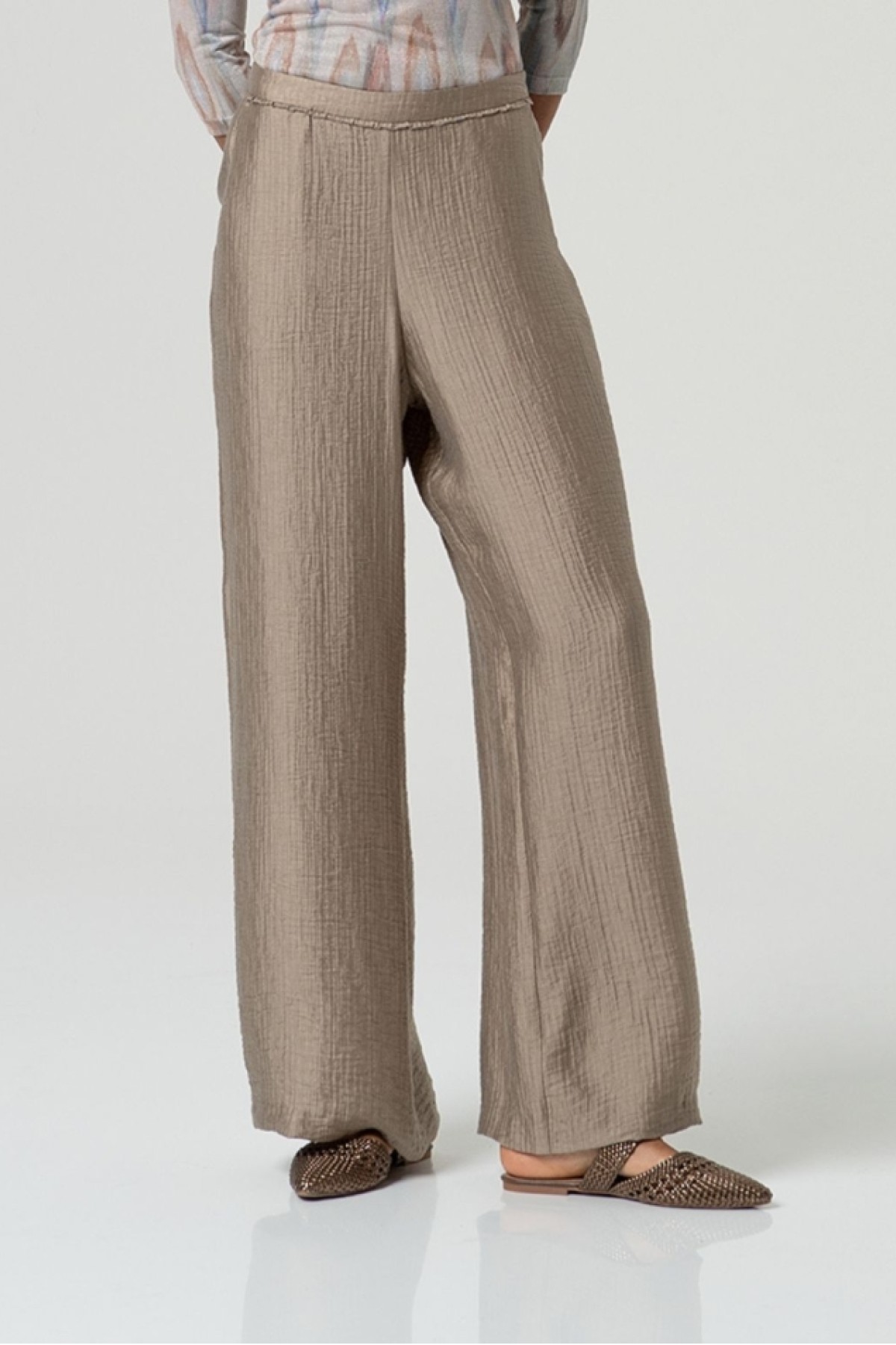 Μακρύ, χαλαρή  παντελόνα σε ίσια γραμμή.  Συνδύασε την με το τοπ και Κιμονό  από την ίδια συλλογή