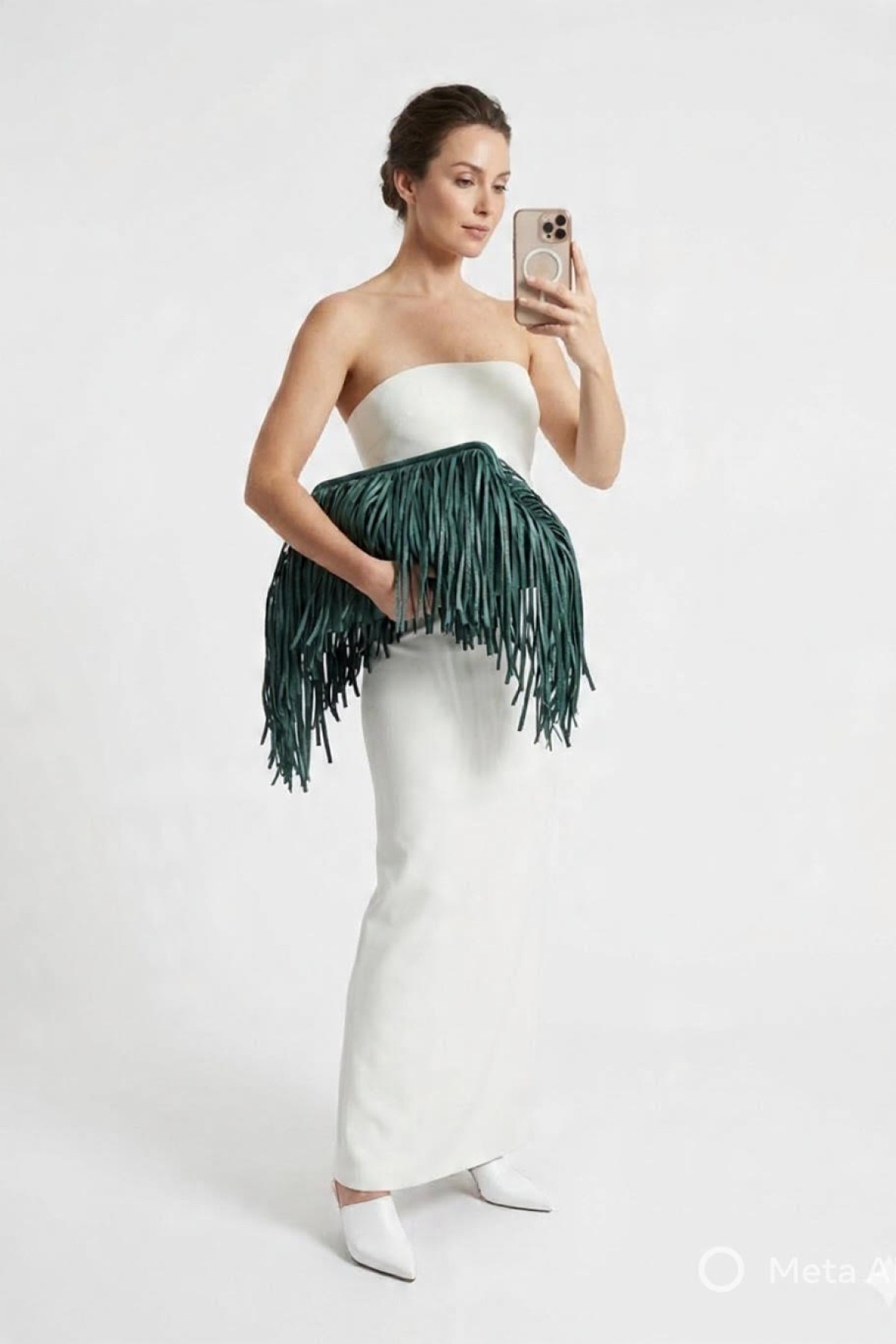 Πλεκτό Clutch  από ψάθα (Raffia Style)  καλυμμένο με μακριά κρόσσια μπροστά στην ίδια απόχρωση.