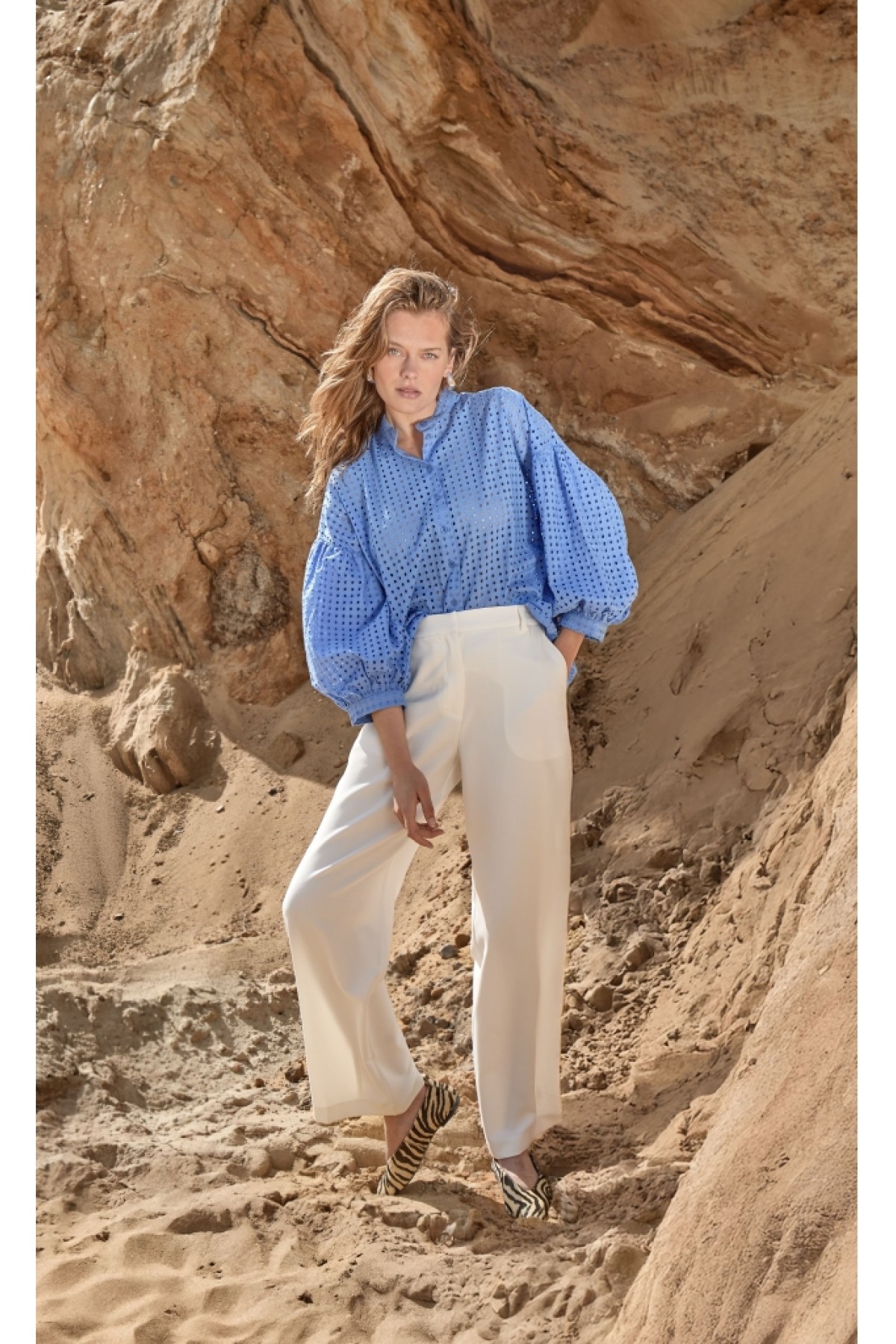 Emboidered πουκάμισο με μακριά φουσκωτά μανίκια.