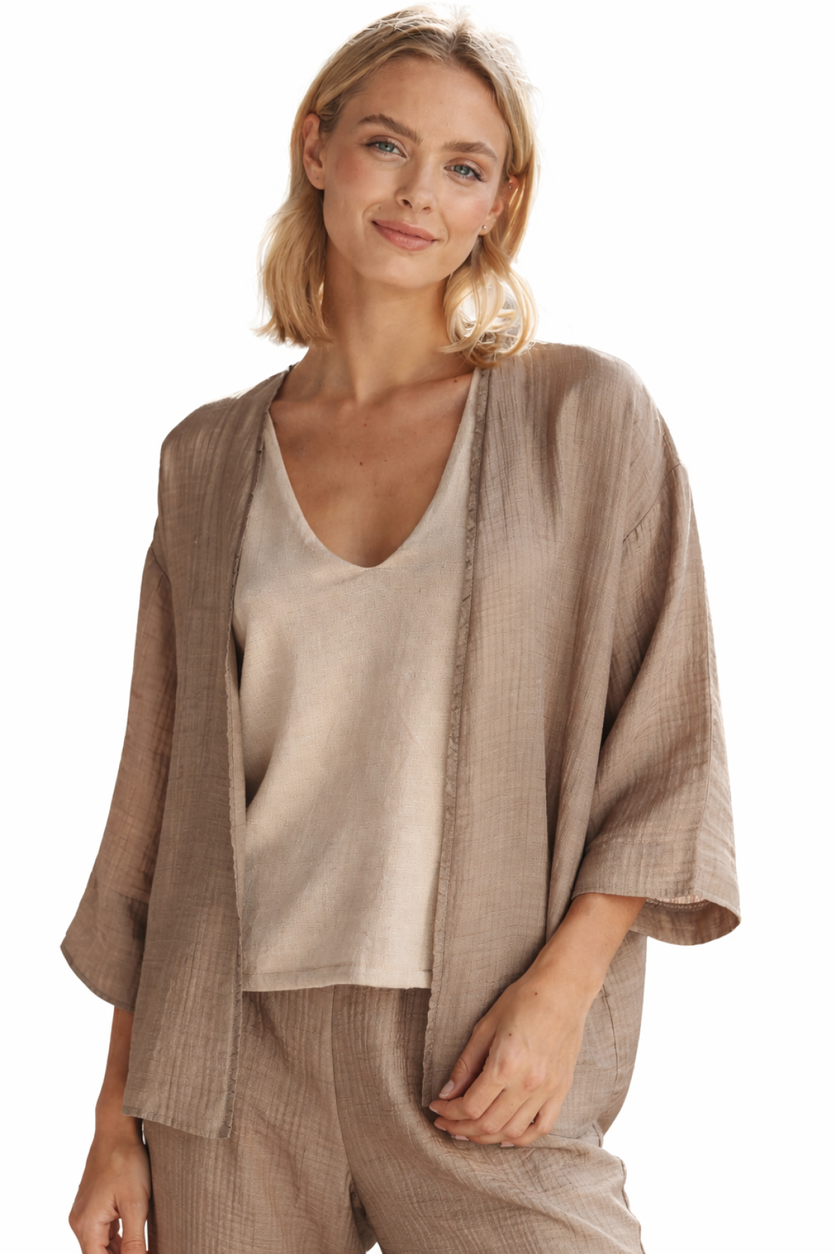 Κοντό ανοιχτό κιμονό. Συνδύασε το και με την παντελόνα από την ίδια συλλογή