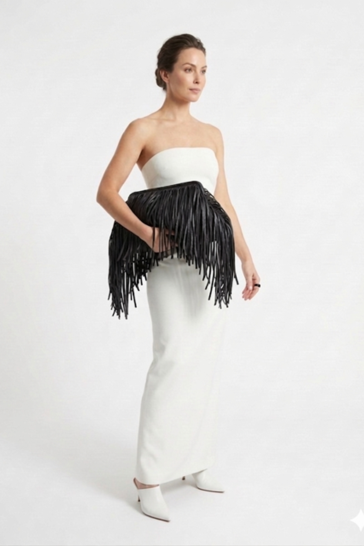 Πλεκτό Clutch από ψάθα (Raffia Style)  καλυμμένο με μακριά κρόσσια μπροστά στην ίδια απόχρωση.