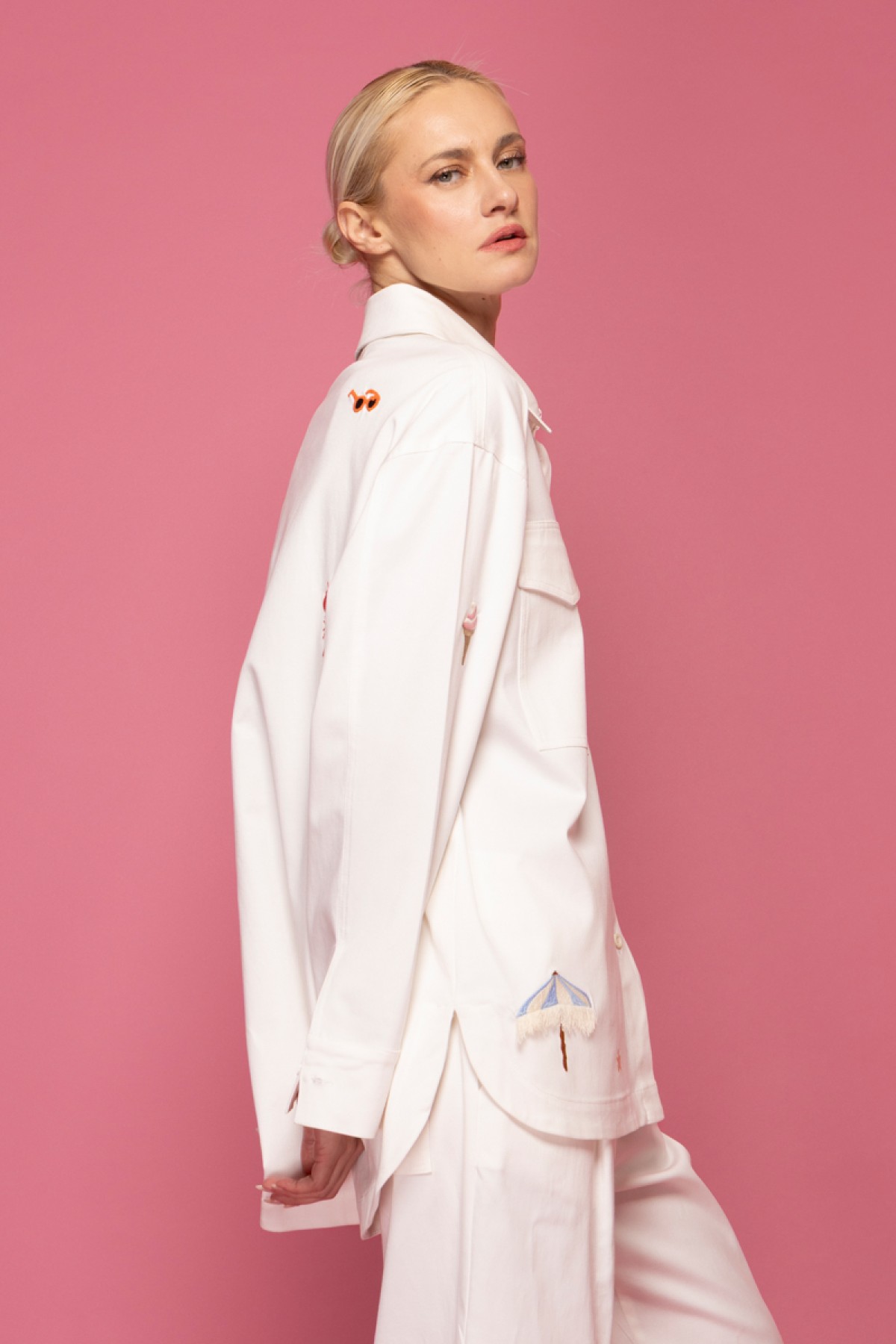 Οversized λευκό πουκάμισο/jacket με  πολύχρωμα κεντημένα patches