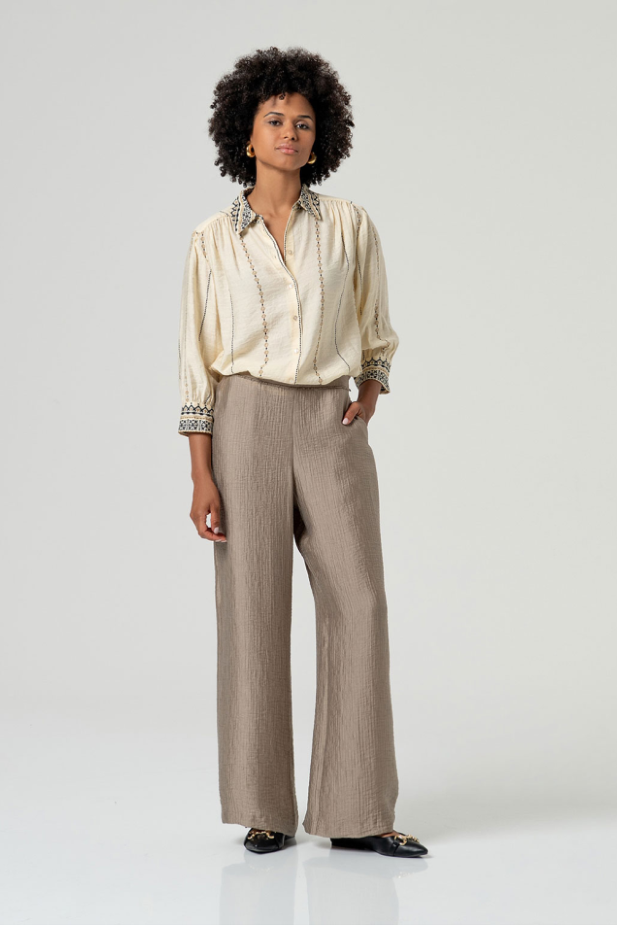 Μακρύ, χαλαρή  παντελόνα σε ίσια γραμμή.  Συνδύασε την με το τοπ και Κιμονό  από την ίδια συλλογή