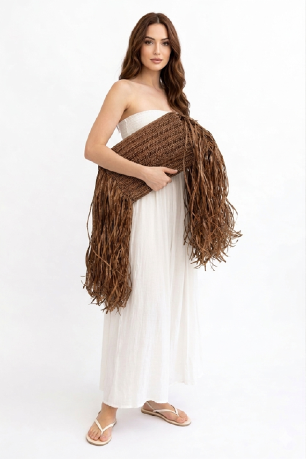 Πλεκτό Clutch από ψάθα (Raffia Style) με μακριά πλαϊνά κρόσσια  στην ίδια απόχρωση.