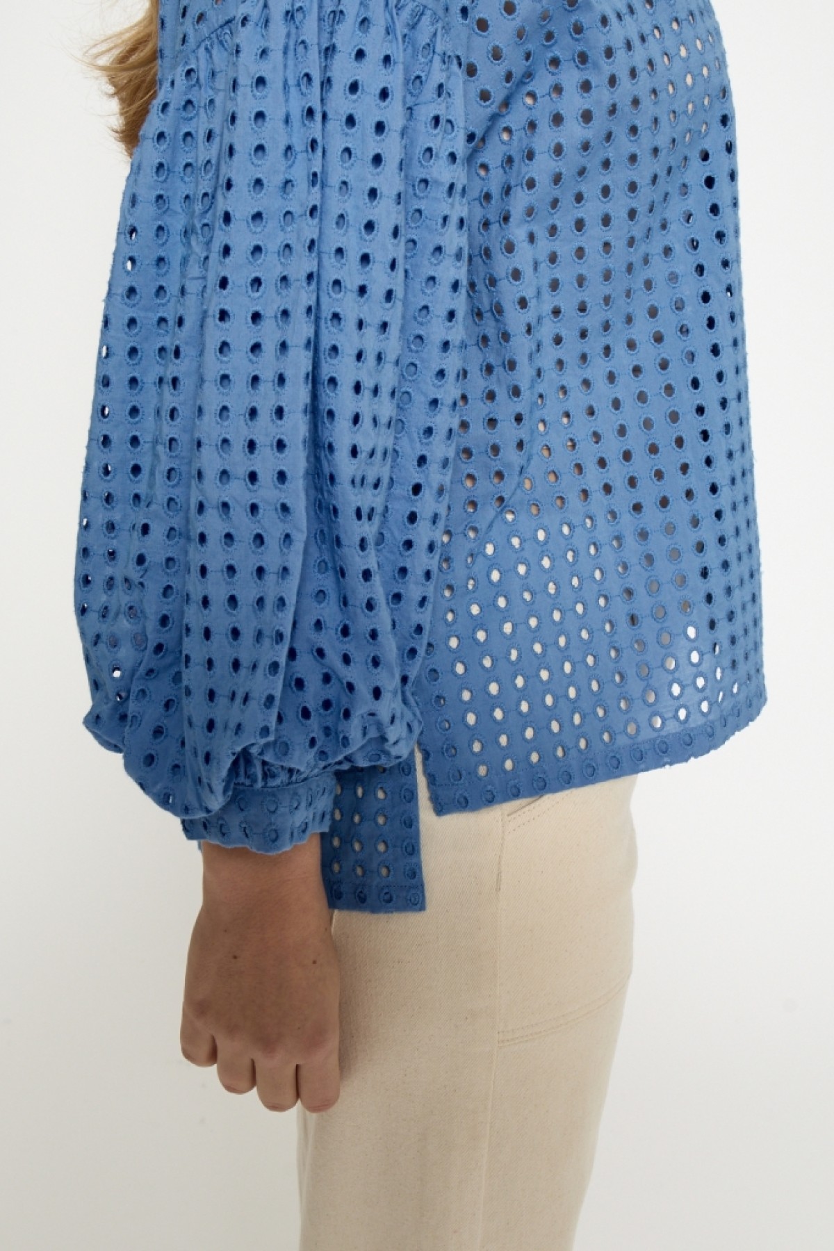 Emboidered πουκάμισο με μακριά φουσκωτά μανίκια.