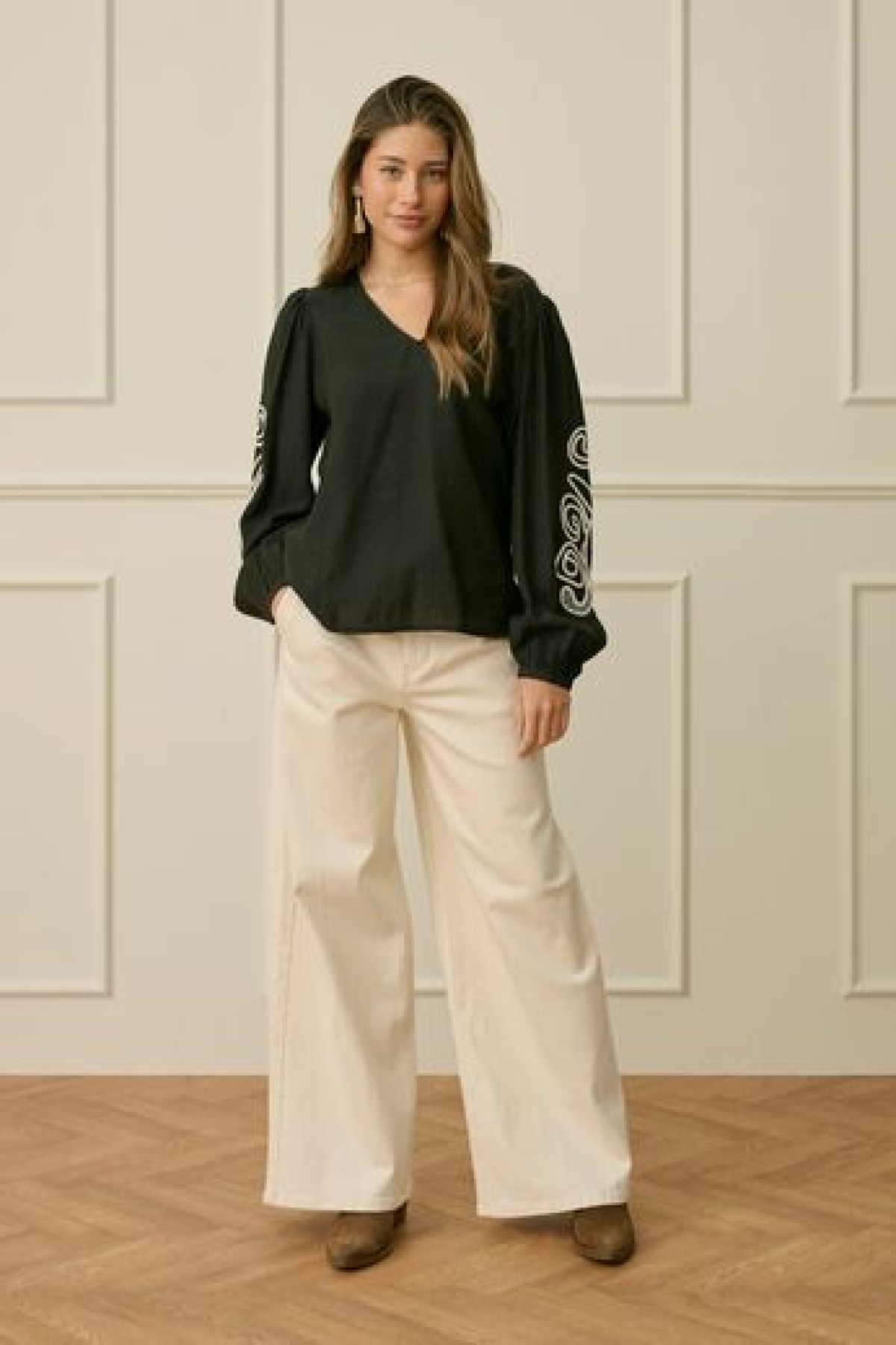 Long sleeves blouse with a V-neckline
