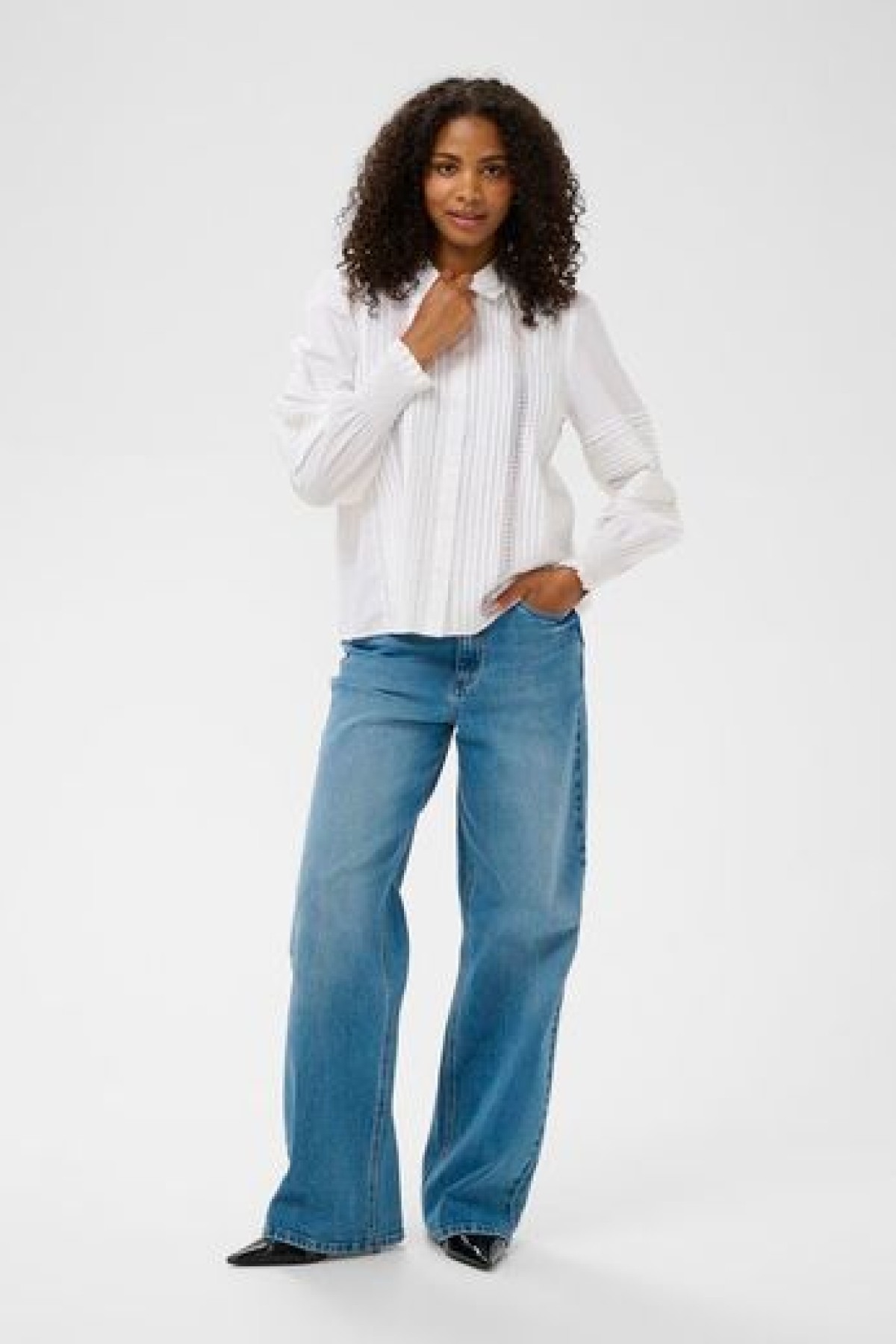 Λευκό πουκάμισο σε ίσια γραμμή