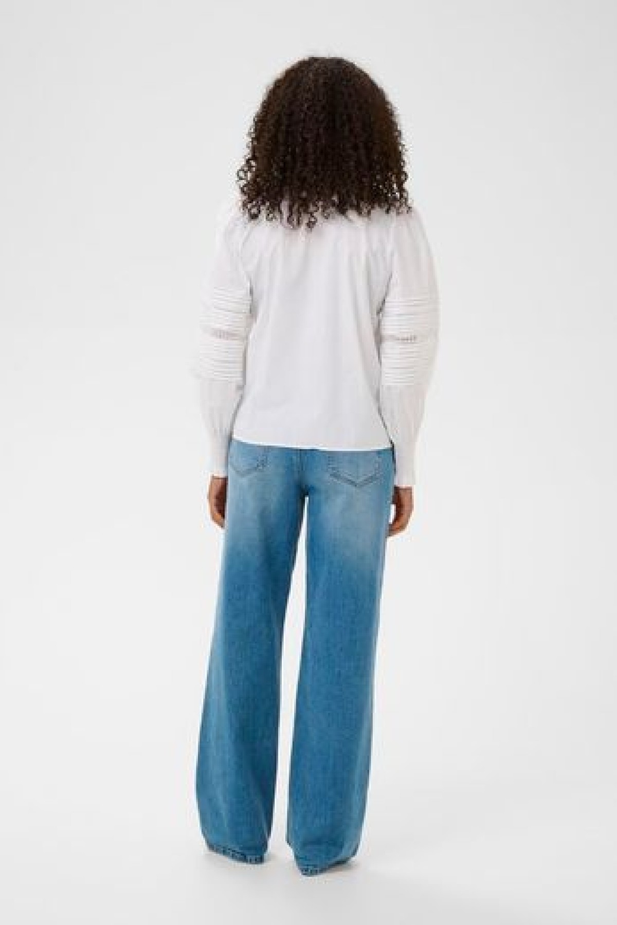 Λευκό πουκάμισο σε ίσια γραμμή