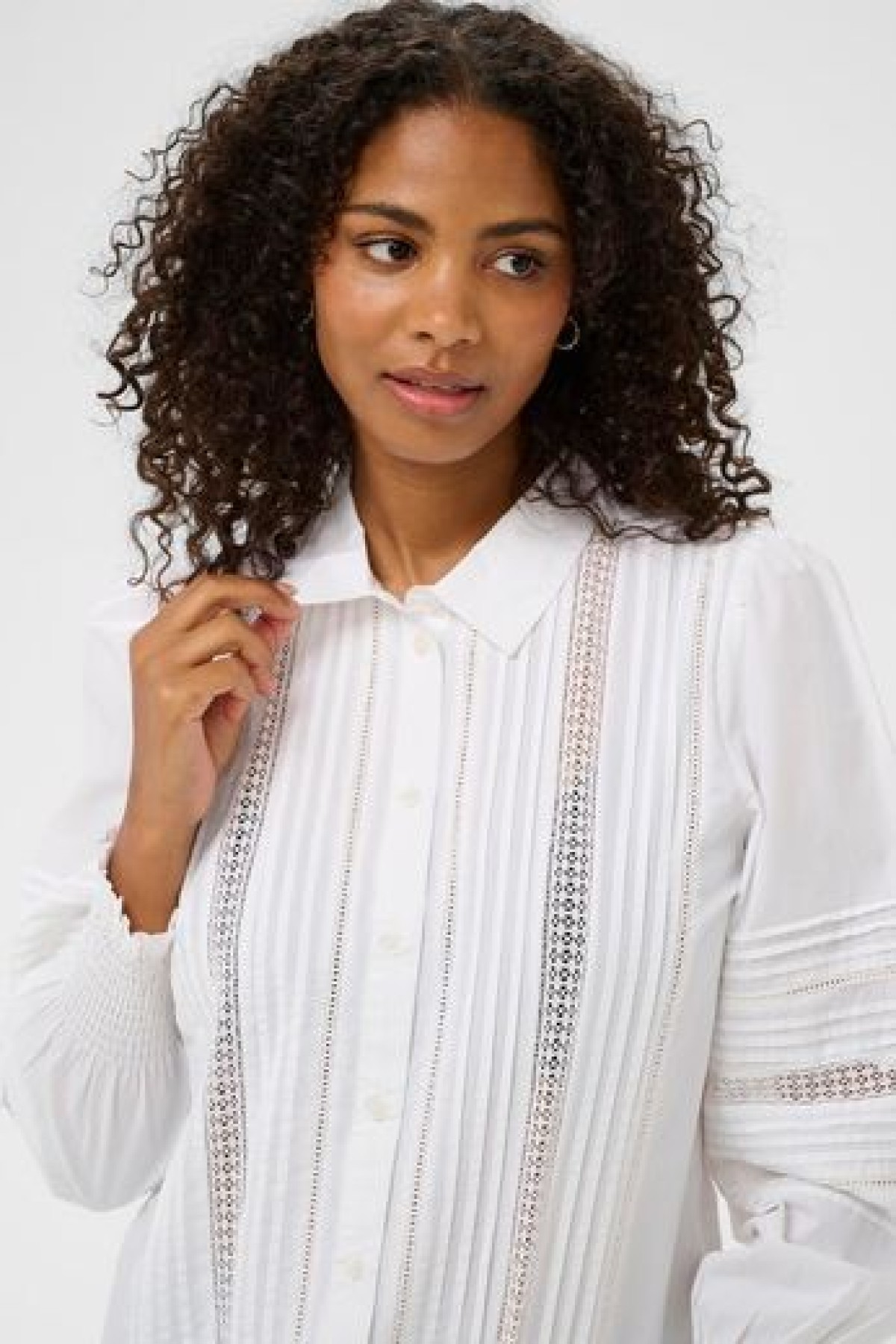 Λευκό πουκάμισο σε ίσια γραμμή