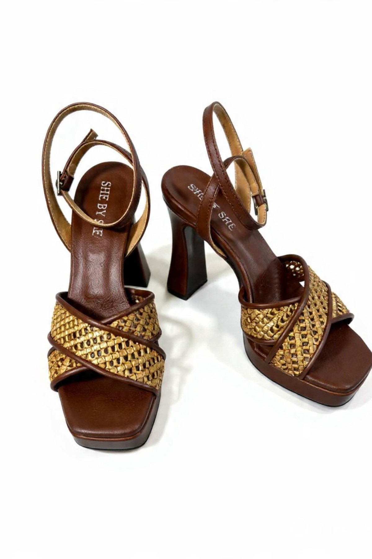 Πέδιλα με χοντρό τακούνι ,συνδυασμός δέρματος και raffia υψηλής ποιότητας.