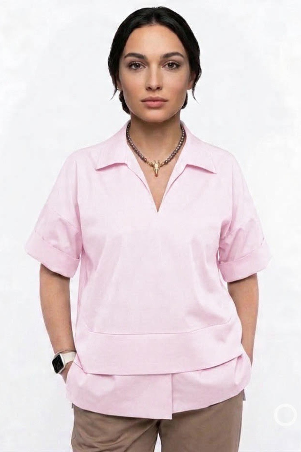 Κοντομάνικη μπλούζα με γιακά. Για total look συνδύασε την με το παντελόνι από την ίδια συλλογή.