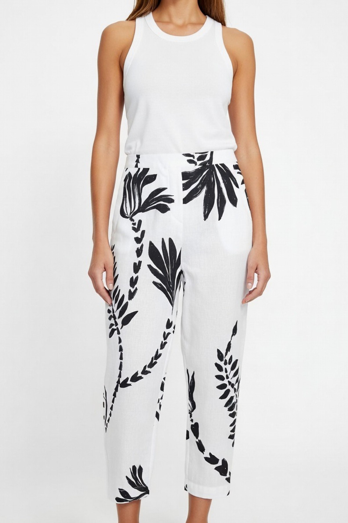 Χαλαρό παντελόνι με μαύρα μοτίβο, συνδύασε το με το τοπ από την ίδια συλλογή