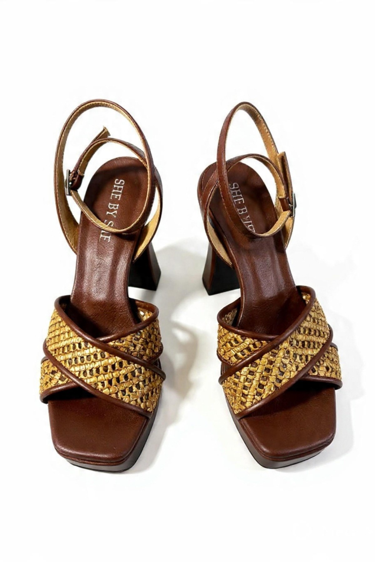 Πέδιλα με χοντρό τακούνι ,συνδυασμός δέρματος και raffia υψηλής ποιότητας.