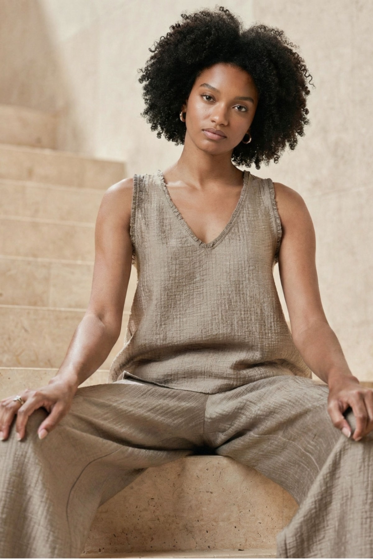 Μακρύ, χαλαρή  παντελόνα σε ίσια γραμμή.  Συνδύασε την με το τοπ και Κιμονό  από την ίδια συλλογή