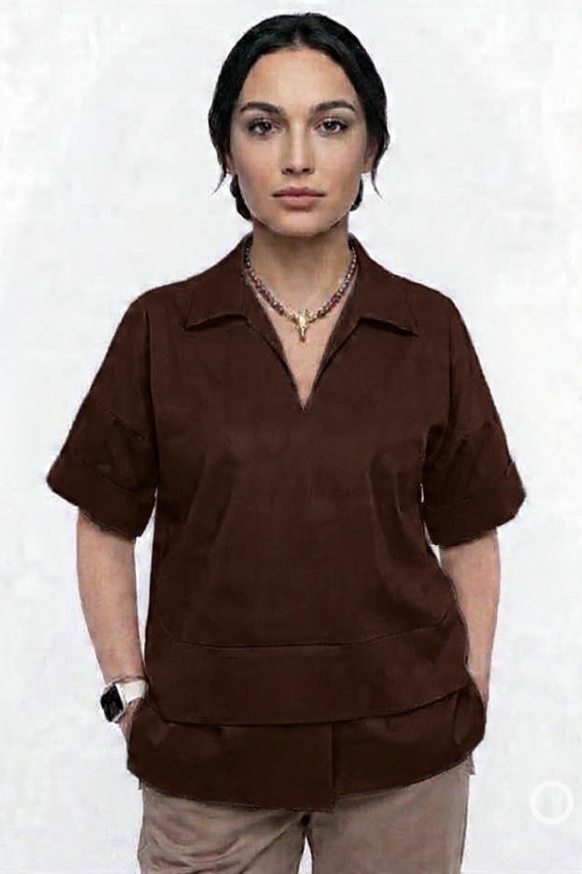 Κοντομάνικη μπλούζα με γιακά. Για total look συνδύασε την με το παντελόνι από την ίδια συλλογή.